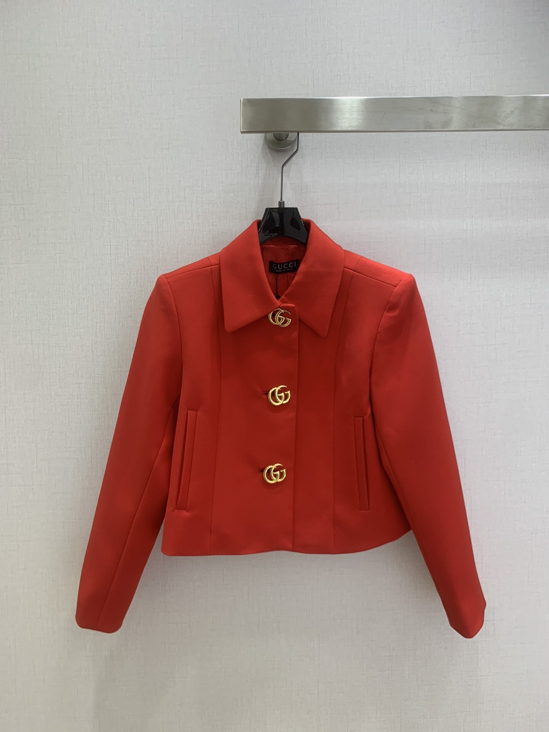 NO:731385,Highly recommended for the early spring of 26. Lapel hardware long-sleeved jacket hardware minimalist skirt. Separate batches. Classic style. Fall in love at first sight. The pattern design can modify the neck line very well. The upper body temperament is immediately improved. Customized buttons. The pattern is very beautiful on the upper body. The color is super white. Two colors SML code. High quality. Skirts, jackets & coats,19860909强烈推荐 26早春新款 翻领五金长袖外套五金极简半裙 分开批 经典造型 一眼就爱上了,版型设计能很好的修饰颈部线条,上身气质立马提升,定制纽扣,版型上身巨好看,颜色超显白 两个色 SML码 高品质外,,skirts,jackets & coats,,Women's clothing