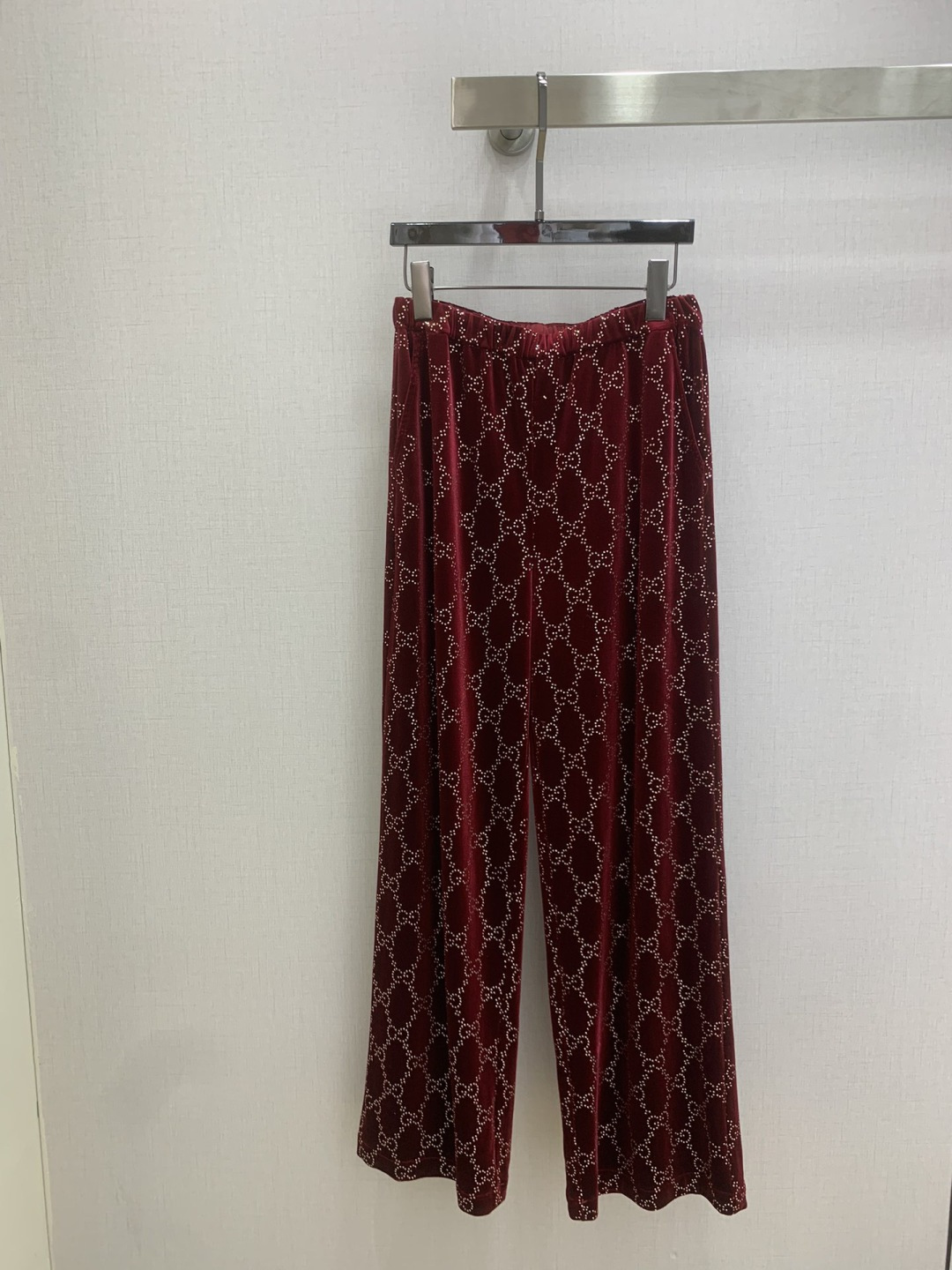 NO:731449,Highly recommended GUC*2025 new autumn and winter velvet straight trousers, double G pattern hot diamond velvet fabric, fine workmanship, one color SML code, high quality ABC,,gucci,19860909强烈推荐 GUC*2025秋冬新款 丝绒直筒长裤 双G图案烫钻丝绒面料 做工精细 一个色 SML码 高品质ABC,,gucci,,Women's clothing