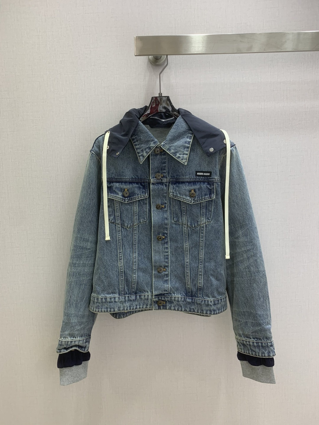 NO:731454,Highly recommended for the early spring of 26, the new detachable hood drawstring denim jacket is produced in the high-end series ~ super fashionable new denim denim. The upper body is cool and sassy with a unique color tone. The texture is fine, the cotton feels natural, it is muscular yet soft, super beautiful!  The details and workmanship are super good, new products are in stock, one color SML code, high quality ABC, jackets & coats, hats,19860909强烈推荐 26早春新款 可拆卸帽抽绳牛仔外套 高版系列出品~超时髦新款丹宁牛仔 个性色调上身又酷又飒爽 纹理细腻,棉感自然,既有筋骨感又不失柔软,超级漂亮！细节做工超级好,新品现货开抢 一个色 SML码 高品质ABC,,jackets & coats,hats,,Women's clothing