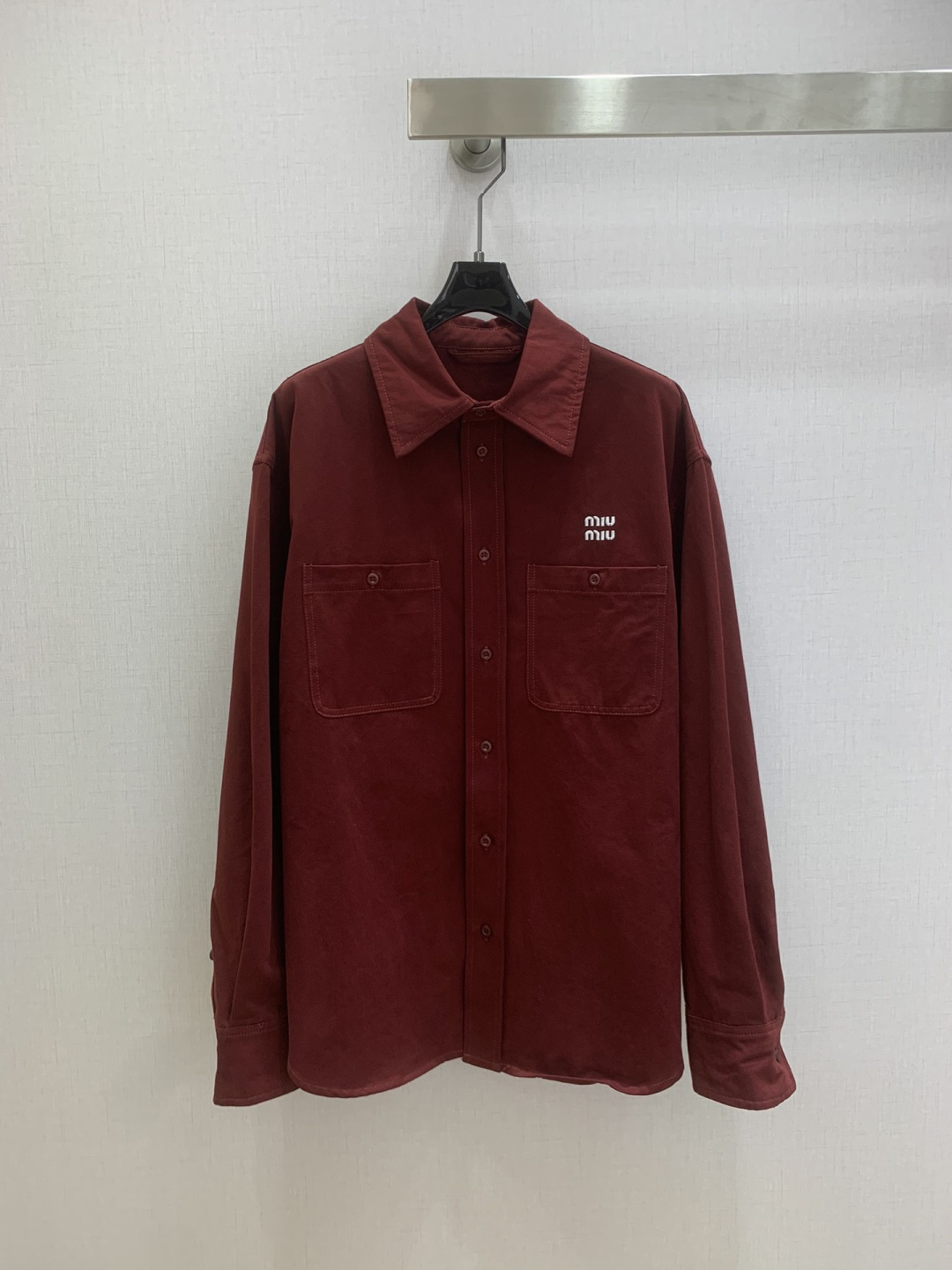 NO:731470,Highly recommended for the early spring of 26. Lapel pocket long-sleeved shirt, pocket denim straight trousers. Separate batches. Classic and stylish. Comes with aura. Fabric texture is very nice. Fashionable and high-end. The color is super positive. The upper body is white and slim. It has a cool and handsome series. The upper body has a full aura when walking. The length is just right and easy to control. One color SML code. High-quality lining, shirts.19860909强烈推荐 26早春新款 翻领口袋长袖衬衫口袋牛仔直筒长裤 分开批 经典又有型 自带气场 面料质感很奈斯 时髦又高级 颜色超级正 上身显白又显瘦 自带酷帅感的系列 走路都带风上身气场全开 长度恰到好处 轻松驾驭 一个色 SML码 高品质衬,,shirts,,Women's clothing