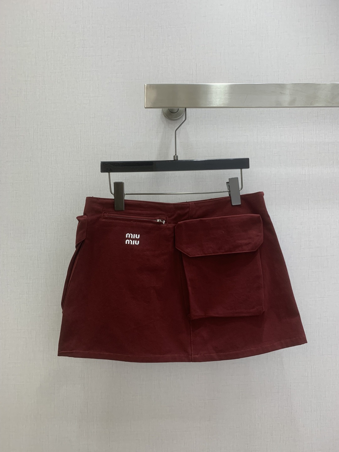 NO:731478,Highly recommended for the early spring of 26. Lapel sleeveless vest jacket with double pocket zipper skirt. Batch separately. Classic and stylish. Comes with its own aura. Fabric texture is very nice. Fashionable and high-end. The color is super positive. The upper body looks white and slim. It has a cool and handsome feeling series. The upper body has a full aura when walking. The length is just right. Easy to control. One color SML code. High quality, skirts, jackets & coats,19860909强烈推荐 26早春新款 翻领无袖马甲外套双口袋拉链半裙 分开批 经典又有型 自带气场 面料质感很奈斯 时髦又高级 颜色超级正 上身显白又显瘦 自带酷帅感的系列 走路都带风上身气场全开 长度恰到好处 轻松驾驭 一个色 SML码 高品,,skirts,jackets & coats,,Women's clothing