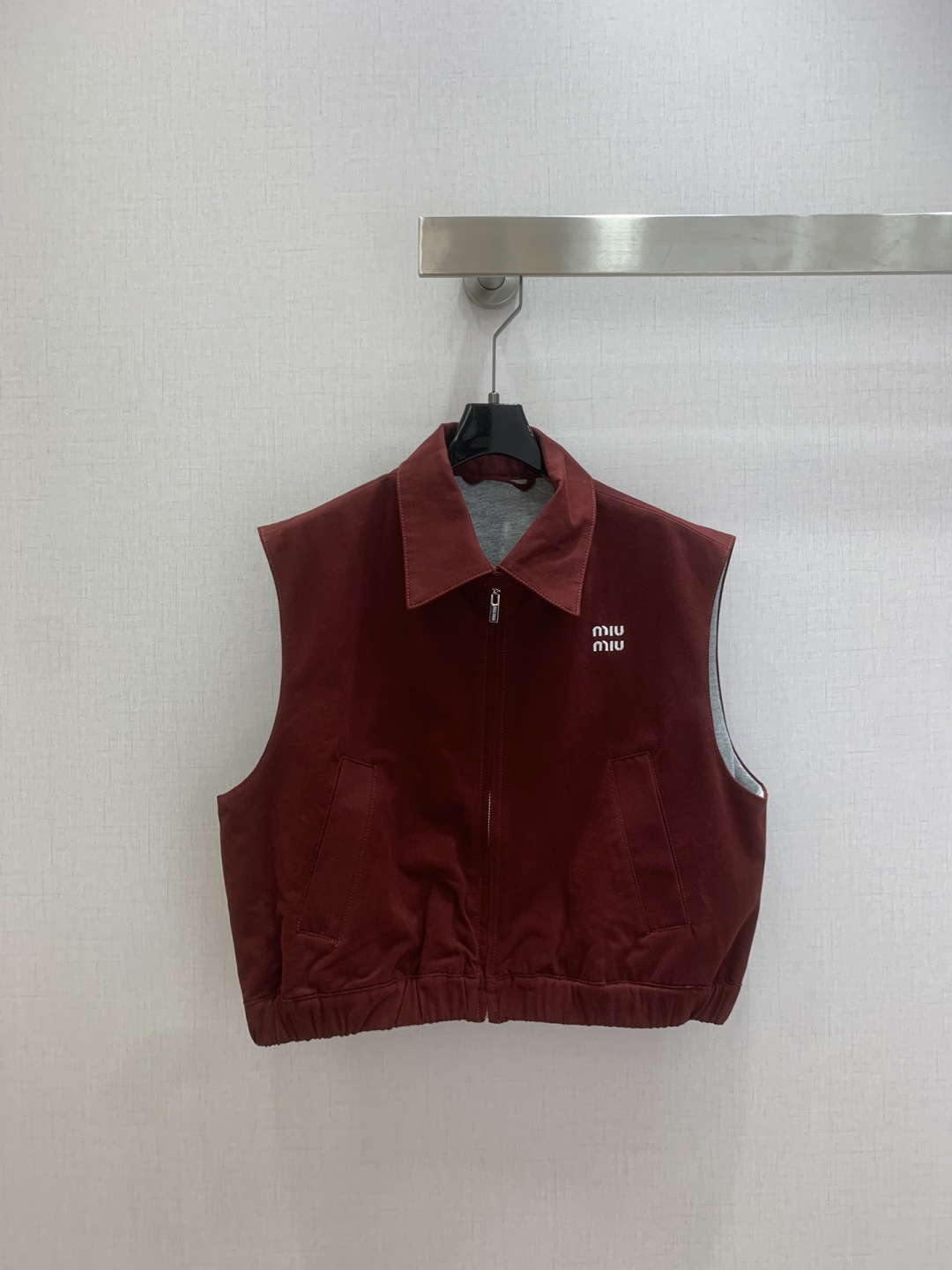 NO:731490,Highly recommended for 26 early spring new style. Lapel sleeveless vest jacket, double pocket zipper skirt. Separate batch. Classic and stylish. Comes with aura. The fabric texture is very nice. Fashionable and high-end. The color is super positive. The upper body looks white and slim. A cool and handsome series. You can walk with wind and the upper body has a full aura. The length is just right. Easy to control. One color SML code. High quality horses, skirts, jackets & coats,19860909强烈推荐 26早春新款 翻领无袖马甲外套双口袋拉链半裙 分开批 经典又有型 自带气场 面料质感很奈斯 时髦又高级 颜色超级正 上身显白又显瘦 自带酷帅感的系列 走路都带风上身气场全开 长度恰到好处 轻松驾驭 一个色 SML码 高品质马,,skirts,jackets & coats,,Women's clothing