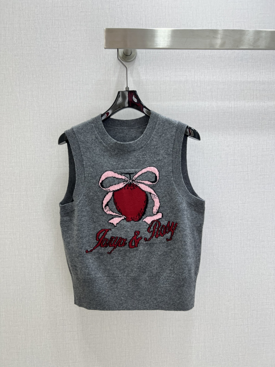 NO:732866,Highly recommend the new 26 early spring lucky fruit printed sleeveless vest top JORYA x Zhao Lusi 'Lucky Fruit' series knitted vest, gray wool blend, soft and comfortable, perfect for spring and autumn!  Red apple + pink bow embroidery on the front, full of girlish feel, playful and age-reducing round neck sleeveless design, layered with a red T or lace skirt, can easily control the sweet and cool or retro style ~ It is OK for daily commuting, dating, and leisure. It is practical and has a sense of design. It is a popular item for early spring!  One color SML code high quality ABC,,skirts,19860909强烈推荐 26早春新款 幸运果印花无袖马甲上衣 JORYA x 赵露思“幸运果”系列针织马甲,灰色羊毛混纺,柔软舒适,春秋穿超合适！正面红色苹果+粉色蝴蝶结刺绣,少女感满满,俏皮又减龄圆领无袖设计,叠穿红T或蕾丝裙,甜酷or复古风都能轻松驾驭～日常通勤、约会、休闲都OK,实用又有设计感,是早春穿搭热门单品！一个色 SML码 高品质ABC,,skirts,,Women's clothing