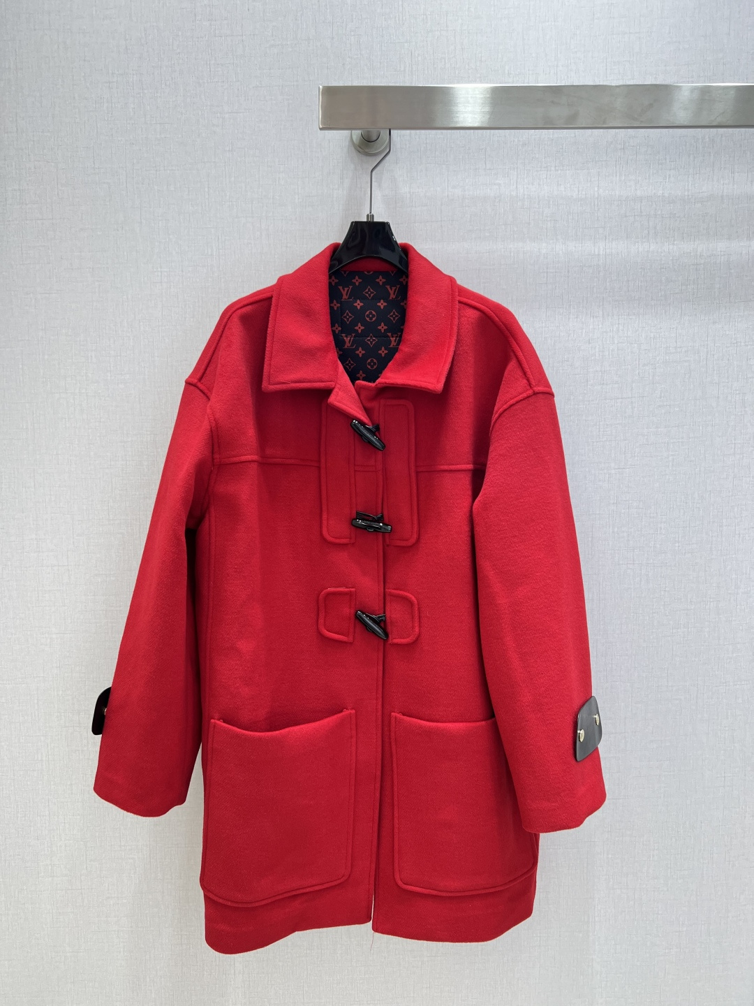 NO:732876,Highly recommended for early spring 26, the lapel double-pocket woolen jacket contains wool. It is classic and stylish. It has its own aura. The fabric texture is very nice. It is fashionable and high-end. The color is super positive. The upper body is whiter and slimmer. It has a cool and handsome series. The upper body is full of aura when walking. The length is just right and easy to control. One color SMLXL code. High quality ABC,,jackets & coats,19860909强烈推荐 26早春新款 翻领双口袋毛呢外套 含羊毛 经典又有型 自带气场 面料质感很奈斯 时髦又高级 颜色超级正 上身显白又显瘦 自带酷帅感的系列 走路都带风上身气场全开 长度恰到好处 轻松驾驭 一个色SMLXL码 高品质ABC,,jackets & coats,,Women's clothing