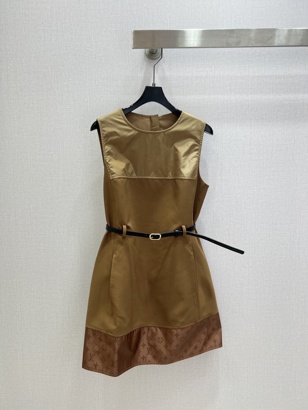 NO:733614,Highly recommended 26 early spring new contrast color sleeveless dress with belt!  High-end atmosphere, full of high-end sense of wear, innovative fabrics, the actual product is very good!  The upper body is fashionable and versatile, so beautiful!  One color SMLXL code high quality ABC,,skirts,19860909强烈推荐 26早春新款 撞色无袖连衣裙 配腰带！高级大气 满满的穿搭高级感 创新面料 实物非常赞！上身洋气百搭,美美哒！一个色 SMLXL码 高品质ABC,,skirts,,Women's clothing