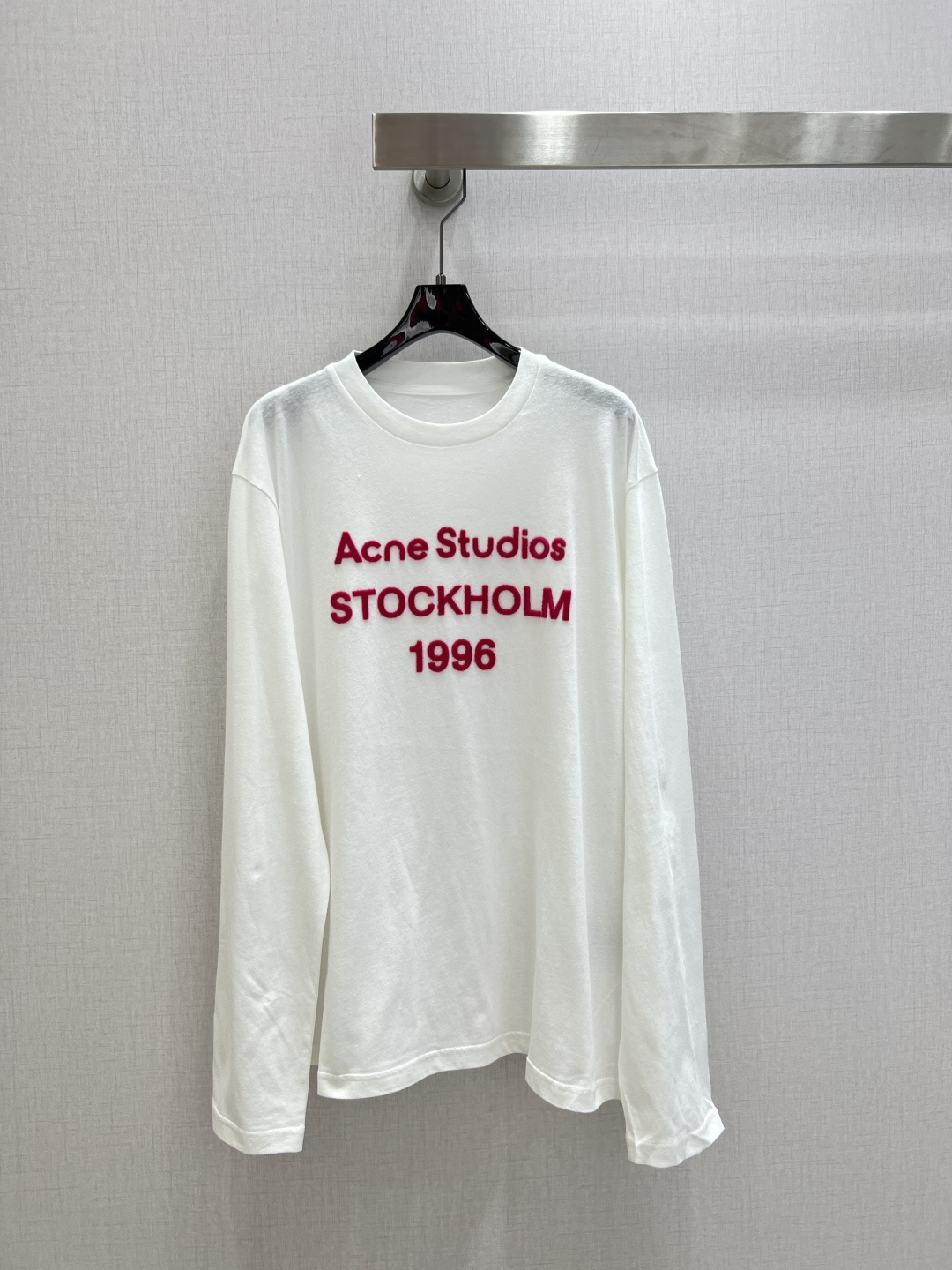 NO:732835,Highly recommended for early spring 26, flocked letter long-sleeved top. The flocking printing process makes the letters three-dimensional and textured, getting rid of the monotony of flat printing. The soft and skin-friendly fabric is super comfortable on the upper body, and the slightly loose tailoring is not flattering on the figure. The white style is fresh and the black style is cool. It can be worn with jeans or overalls for a simple and high-end feel. It is a must-have versatile item for spring and summer. Two colors SML code, high quality ABC,,jeans,19860909强烈推荐 26早春新款 植绒字母长袖上衣 植绒印花工艺让字母立体有质感,摆脱平面印花的单调.软糯亲肤的面料上身超舒适,微宽松的剪裁不挑身材,白款清新、黑款酷飒,搭配牛仔裤或工装裤都能穿出简约高级感,春夏必备的百搭单品 两个色 SML码 高品质ABC,,jeans,,Women's clothing