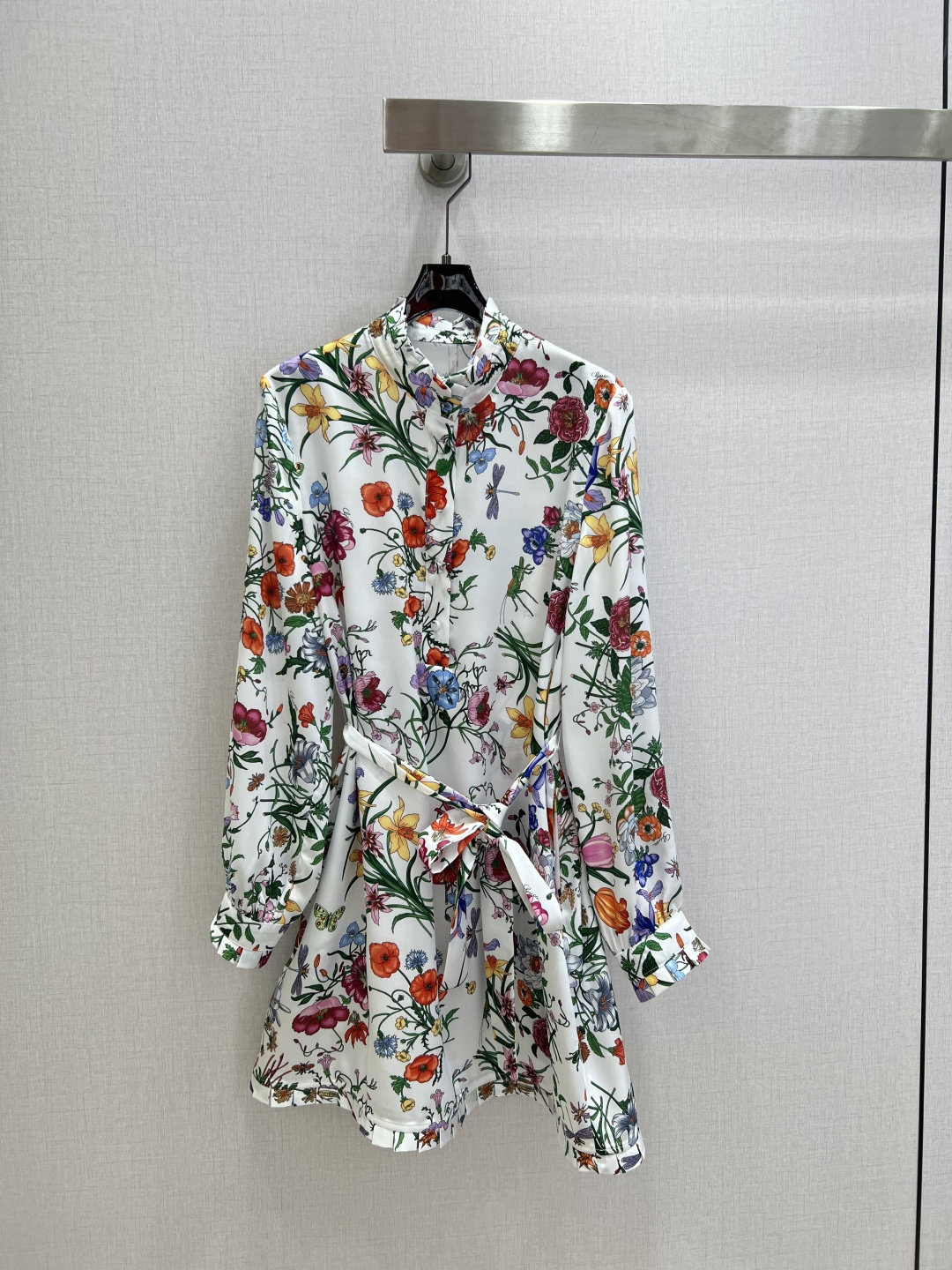 NO:732886,Highly recommended for early spring 26, the new floral belted long-sleeved dress is simple yet luxurious, and the workmanship of the entire dress is very fine!  The version is simple and easy to see at a glance, beautiful and fantasy, low-key yet eye-catching, you must choose this one, two colors, SMLXL code, high quality ABC,,skirts,19860909强烈推荐 26早春新款 花卉腰带长袖连衣裙 简约中流露出高奢 整件衣服做工更是非常精细！ 版型简单一目了然,美伦美幻 低调又要引人注目,必选这款 两个色 SMLXL码 高品质ABC,,skirts,,Women's clothing