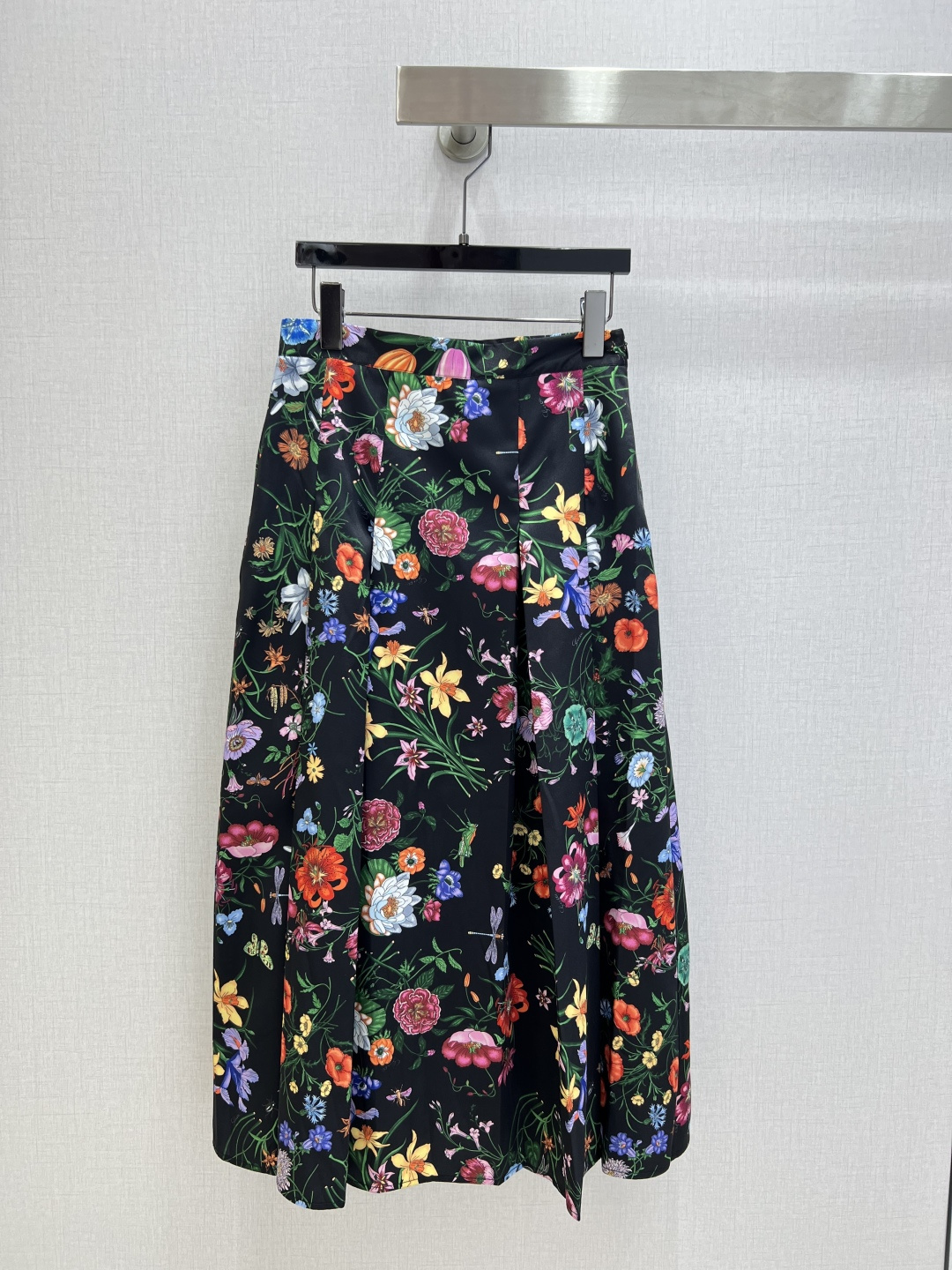 NO:732889,Highly recommended 26 early spring new styles, printed silk scarf, lace-up long-sleeved shirt, floral pleated long skirt, batched separately. Simplicity reveals high luxury. The workmanship of the whole dress is very fine!  The pattern is simple and easy to see at a glance, beautiful and fantasy, low-key yet eye-catching, you must choose this one, two colors, SMLXL code, high quality, skirts, shirts,19860909强烈推荐 26早春新款 印花丝巾系带长袖衬衫花卉压褶长半裙 分开批 简约中流露出高奢 整件衣服做工更是非常精细！ 版型简单一目了然,美伦美幻 低调又要引人注目,必选这款 两个色 SMLXL码 高品,,skirts,shirts,,Women's clothing