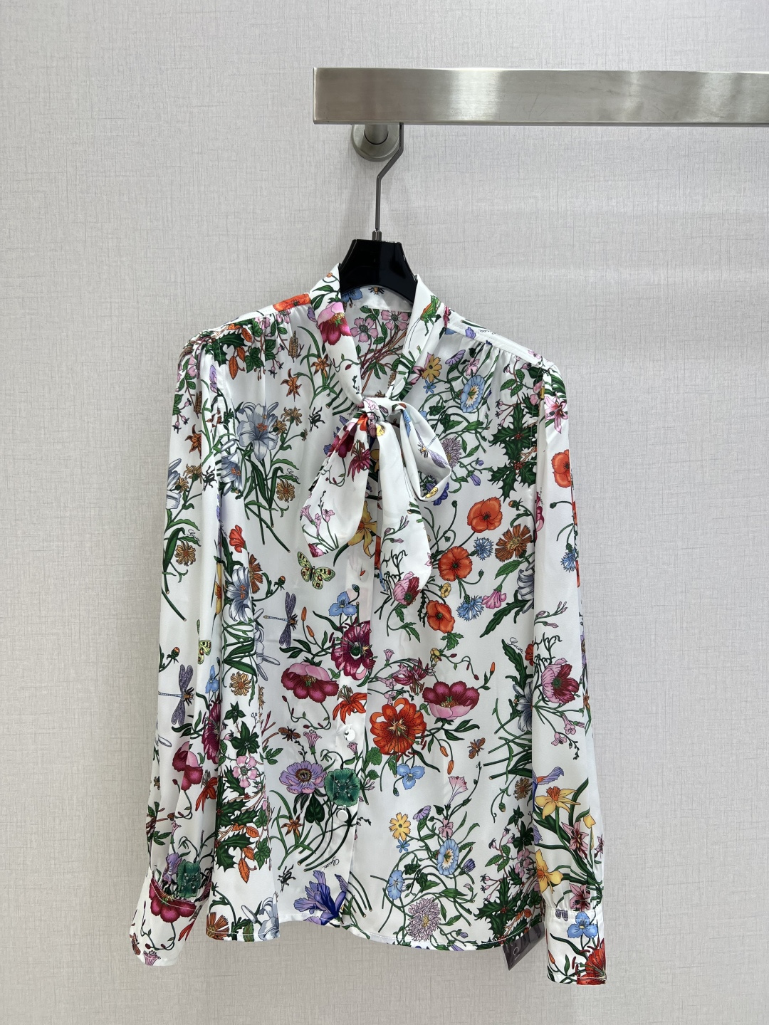 NO:732848,Highly recommended 26 early spring new styles, printed silk scarf, lace-up long-sleeved shirt, floral pleated long skirt, batched separately. Simplicity reveals high luxury. The workmanship of the whole dress is very fine!  The pattern is simple and clear at a glance, beautiful and fantasy, low-key yet eye-catching, you must choose this one. Two colors, SMLXL code, high-quality lining, skirts, shirts,19860909强烈推荐 26早春新款 印花丝巾系带长袖衬衫花卉压褶长半裙 分开批 简约中流露出高奢 整件衣服做工更是非常精细！ 版型简单一目了然,美伦美幻 低调又要引人注目,必选这款 两个色 SMLXL码 高品质衬,,skirts,shirts,,Women's clothing