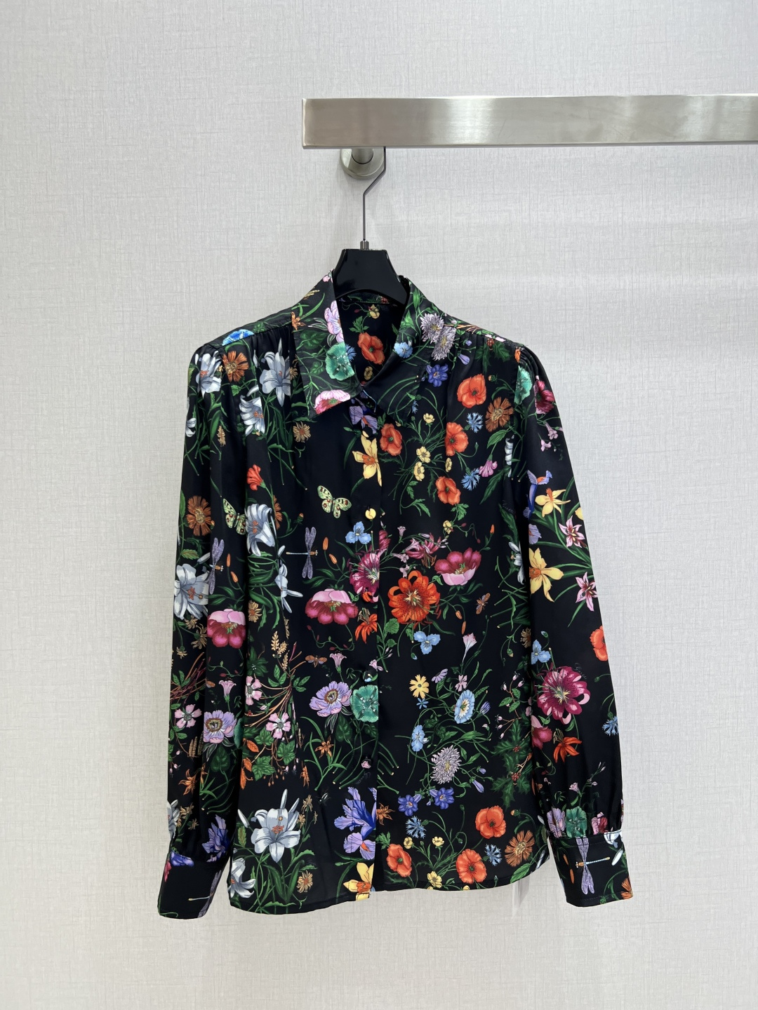 NO:732878,Highly recommended 26 early spring new styles, printed silk scarf, lace-up long-sleeved shirt, floral pleated long skirt, batched separately. Simplicity reveals high luxury. The workmanship of the whole dress is very fine!  The pattern is simple and clear at a glance, beautiful and fantasy, low-key yet eye-catching, you must choose this one. Two colors, SMLXL code, high-quality lining, skirts, shirts,19860909强烈推荐 26早春新款 印花丝巾系带长袖衬衫花卉压褶长半裙 分开批 简约中流露出高奢 整件衣服做工更是非常精细！ 版型简单一目了然,美伦美幻 低调又要引人注目,必选这款 两个色 SMLXL码 高品质衬,,skirts,shirts,,Women's clothing