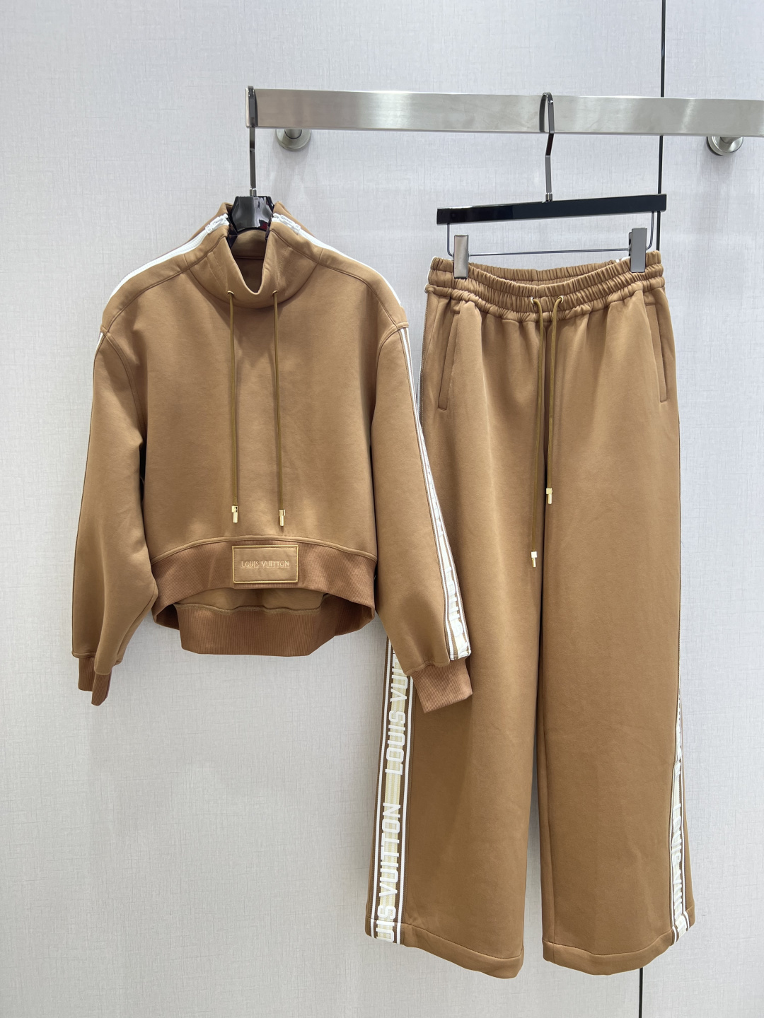 NO:733638,Highly recommended 26 early spring new style side webbing letter sweatshirt drawstring side webbing straight trousers. Take them separately!  High-end atmosphere, full of high-end sense of wear, innovative fabrics, the actual product is very good!  The upper body is fashionable and versatile, so beautiful!  One color SMLXL code High quality hoodie, sweatshirts,19860909强烈推荐 26早春新款 侧边织带字母卫衣抽绳侧边织带直筒长裤 分开拿！高级大气 满满的穿搭高级感 创新面料 实物非常赞！上身洋气百搭,美美哒！一个色 SMLXL码 高品质卫,,hoodie,sweatshirts,,Women's clothing