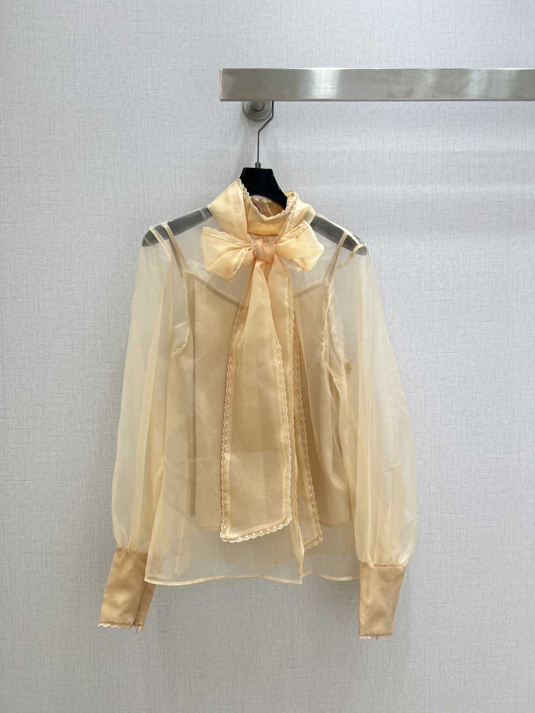 NO:734135,Highly recommended 26th early spring new style French bow shirt, light and thin mulberry silk material, soft beige tone, elegant retro temperament, perfect neckline bow + lace, ultra-exquisite details, long-sleeved design suitable for early spring or autumn wear. The blending process makes the color transition naturally, full of layering, it looks great with high-waisted skirts or slim pants, you can easily control one color for commuting, dating, and parties. SML code, high quality ABC, skirts, shirts,19860909强烈推荐 26早春新款 法式蝴蝶结衬衫,轻薄桑蚕丝材质,柔和米黄色调,优雅复古气质满分领口蝴蝶结+蕾丝边,细节超精致,长袖设计适合早春或秋季穿搭.晕染工艺让色彩自然过渡,层次感十足,搭配高腰裙或修身裤都很出彩,通勤、约会、聚会都能轻松驾驭一个色 SML码 高品质ABC,,skirts,shirts,,Women's clothing