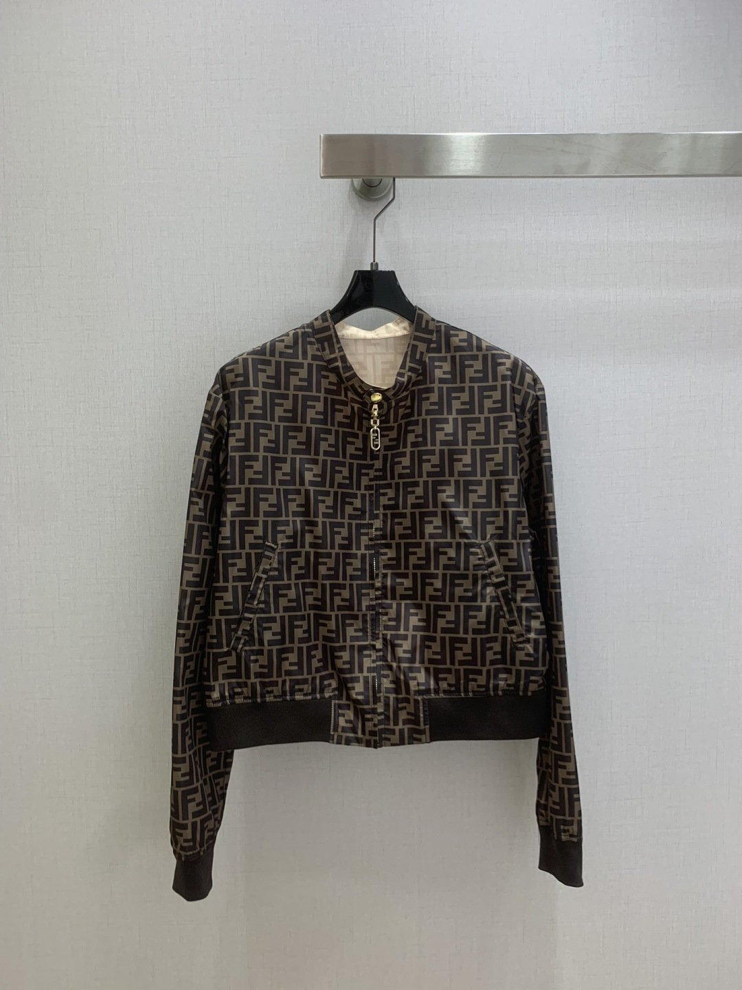 NO:733593,Highly recommended for the early spring of 26, the presbyopic double-sided jacket is reversible and can be worn on both sides. It is an instant hit after shipment. The special material has a sense of texture. Every small detail is paid great attention to. It has just the right sense of high-end. Three-dimensional tailoring makes the upper body of the garment more refined and western-style. The mold is customized for decoration. The real thing is amazing!  Fine workmanship, look at the details, one color SML code, high quality ABC,,jackets & coats,jackets & coats,19860909强烈推荐 26早春新款 老花双面夹克外套 双面可穿 出货即爆单 特殊材质有肌理感 每个小细节都非常注重 恰到好处的高级感 立体剪裁 让成衣上身更为精致洋气 开模定制装饰 实物太赞啦！做工精细看细节 一个色 SML码 高品质ABC,,jackets & coats,jackets & coats,,Women's clothing