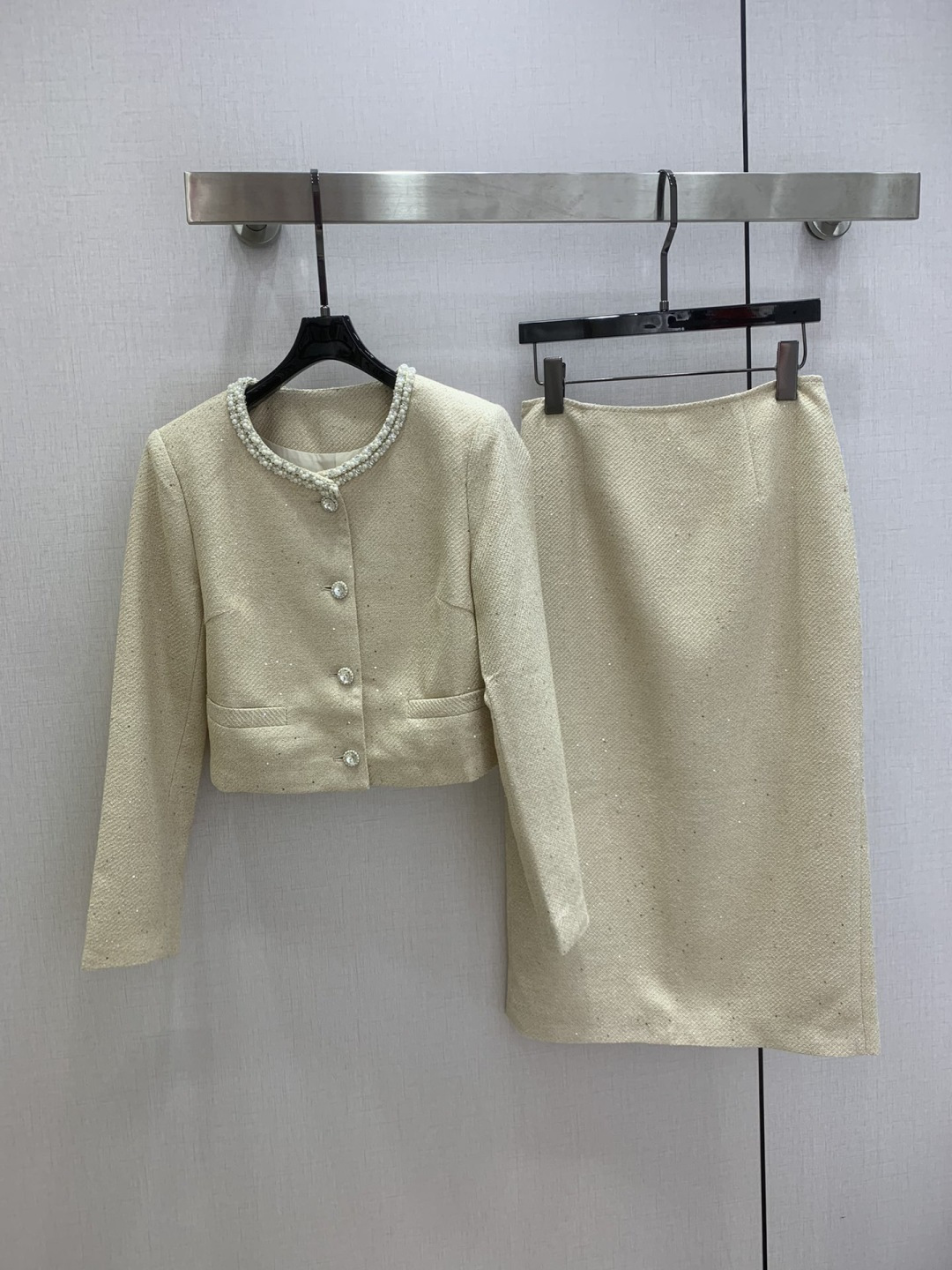 NO:733586,Highly recommended for the early spring of 26, the new long skirt suit with pearl binding, French style, classic style. I fell in love with it at first sight. The pattern design can modify the neck line very well, and the upper body temperament is immediately improved. Customized buttons, the pattern is very beautiful on the upper body, and the color is super white. One color, SMLXL code, high quality ABC,,skirts,19860909强烈推荐 26早春新款 珍珠捆边长半裙套装 小香风法式 经典造型 一眼就爱上了,版型设计能很好的修饰颈部线条,上身气质立马提升,定制纽扣,版型上身巨好看,颜色超显白 一个色 SMLXL码 高品质ABC,,skirts,,Women's clothing