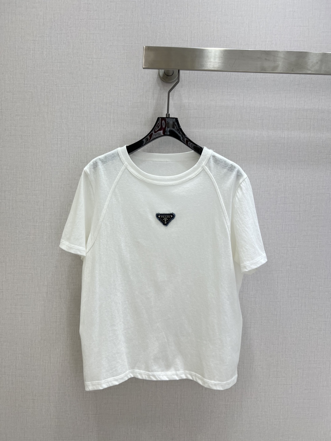 NO:762668,Highly recommended 26 early spring new style. Raw edge logo short-sleeved top. Soft, stretchy and very comfortable. Full of high-end style. The actual product is very good!  The upper body is fashionable and versatile, and looks good when worn. High-quality workmanship. Pay attention to the details. One color SML code. High-quality ABC, T-shirt,19860909强烈推荐 26早春新款 毛边徽标短袖上衣 柔软弹力很舒服 满满的穿搭高级感 实物非常赞！上身洋气百搭,穿搭好看 高品质做工看细节 一个色 SML码 高品质ABC,,T-shirt,,Women's clothing