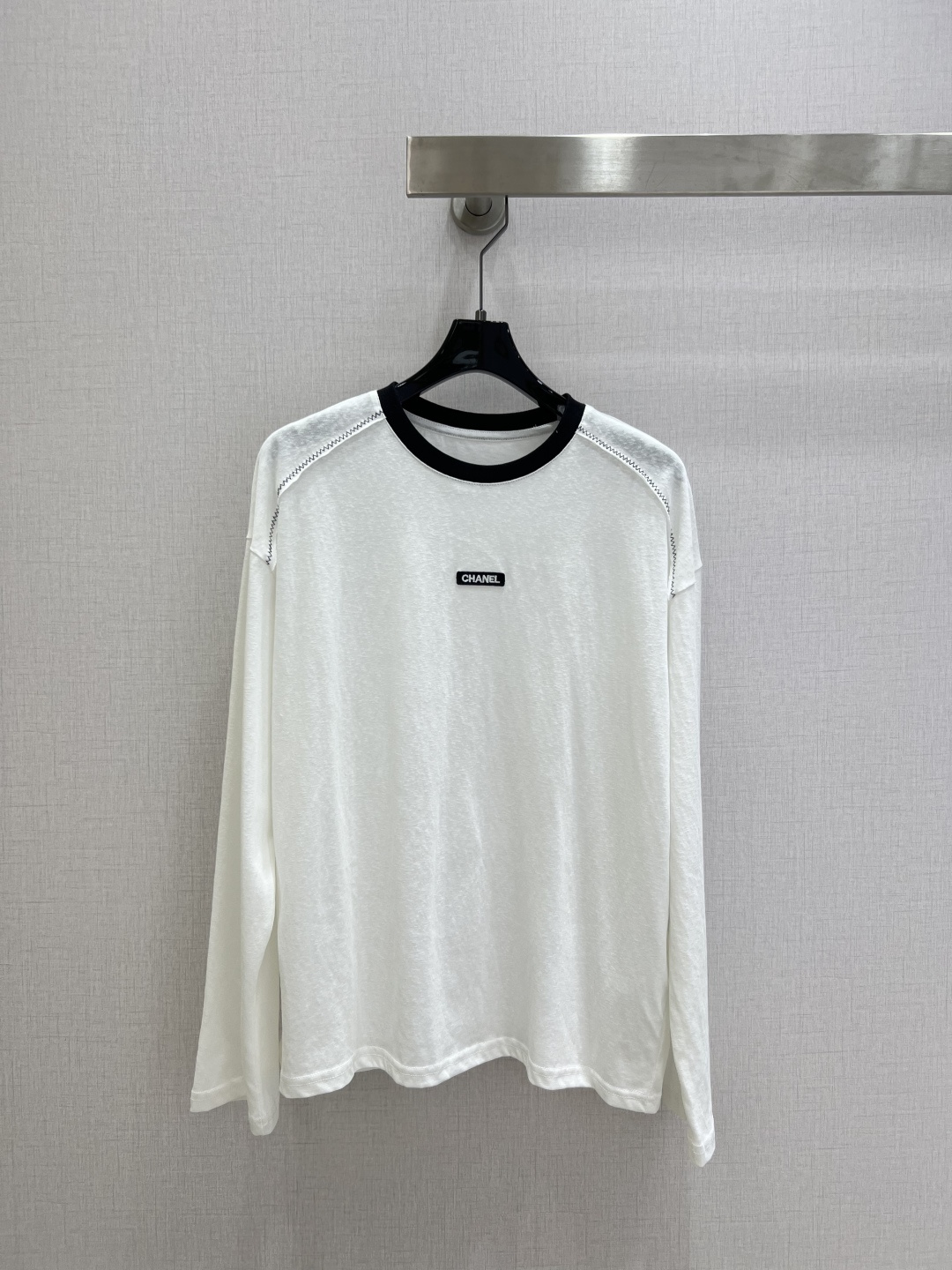 NO:738192,Highly recommended 26 early spring new model, round neck long-sleeved top with contrasting letters, high custom imported cotton fabric, simple and elegant, very fashionable upper body, one color SML code, high quality ABC,,19860909强烈推荐 26早春新款 撞色字母圆领长袖上衣 高定制进口棉面料 简约大方 上身非常时尚 一个色 SML码 高品质ABC,,,Women's clothing