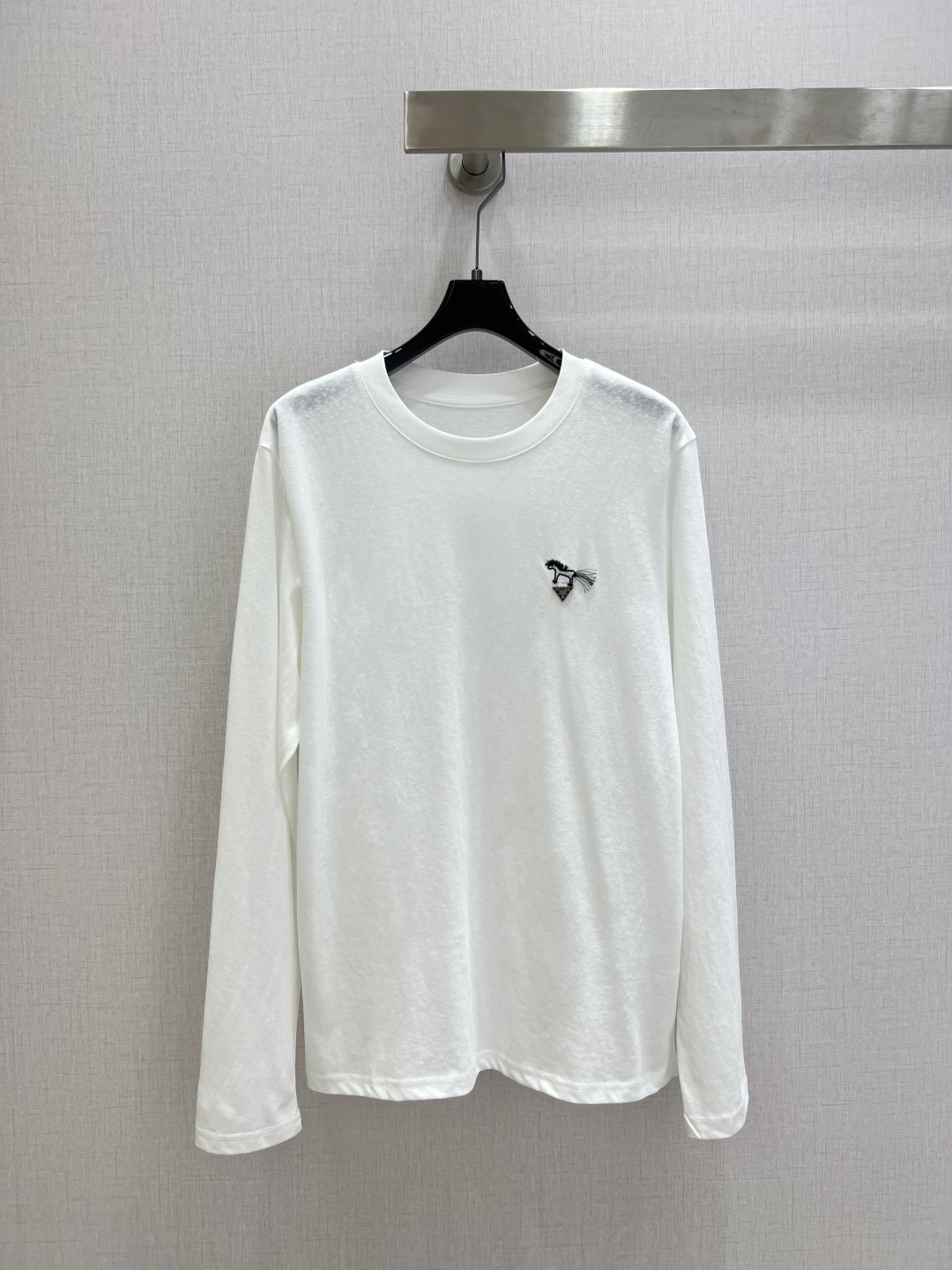 NO:749581,Highly recommended 26 early spring new style embroidered logo round neck long-sleeved top, high elasticity, classic age-reducing item!  The pattern doesn’t make your upper body look slimmer!  A perfect item that Bai Fumei must buy. The texture is superb and the workmanship is perfect!  Grab the spot now and get the big orders!  One color SML code high quality ABC,,19860909强烈推荐 26早春新款 刺绣徽标圆领长袖上衣 高弹力 经典减龄单品！版型不挑人上身巨显瘦！白富美必收的完美单品.质感超赞完美做工品质！现货开抢 大单子甩过来！一个色 SML码 高品质ABC,,,Women's clothing