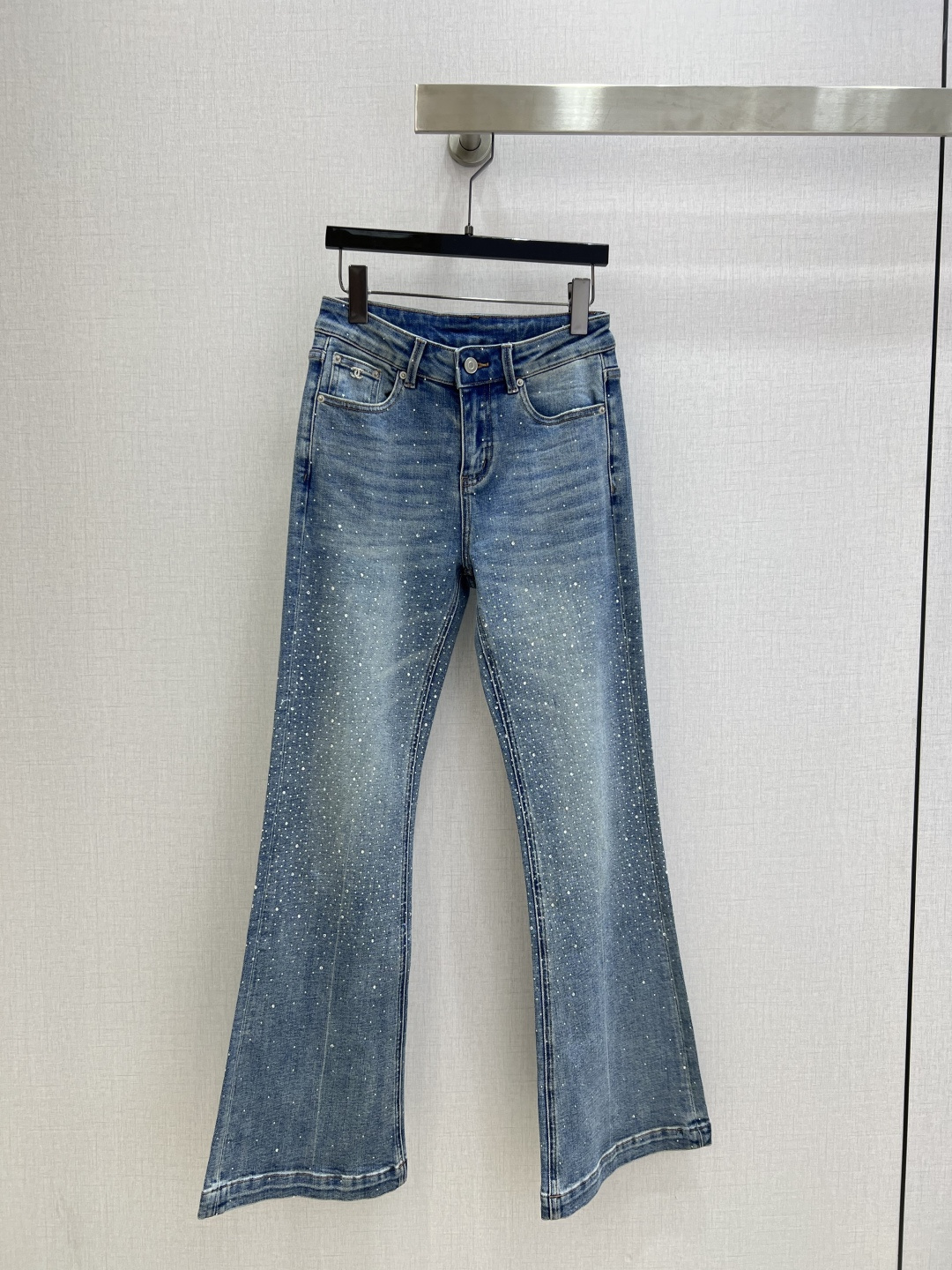 NO:739645,Highly recommended for the early spring of 26, hot diamond bootcut trousers, king fried bootcut trousers, leather brand decorated bootleg trousers on the back, standard high waist design, bootcut trousers, slim fit but not tight, enough room to make you look slimmer, a master of matching, you can’t go wrong no matter how you wear it, versatile and slimming, one color, code 2627282930, high quality ABC,,19860909强烈推荐 26早春新款 烫钻微喇长裤 王炸微喇神裤 后背皮牌装饰微喇长裤 标配的高腰设计 微喇裤型 修身但不会紧绷 有余量更加显瘦 简直是搭配小能手 怎么穿都不会出错 实力百搭 实力显瘦 一个色 2627282930码 高品质ABC,,,Women's clothing