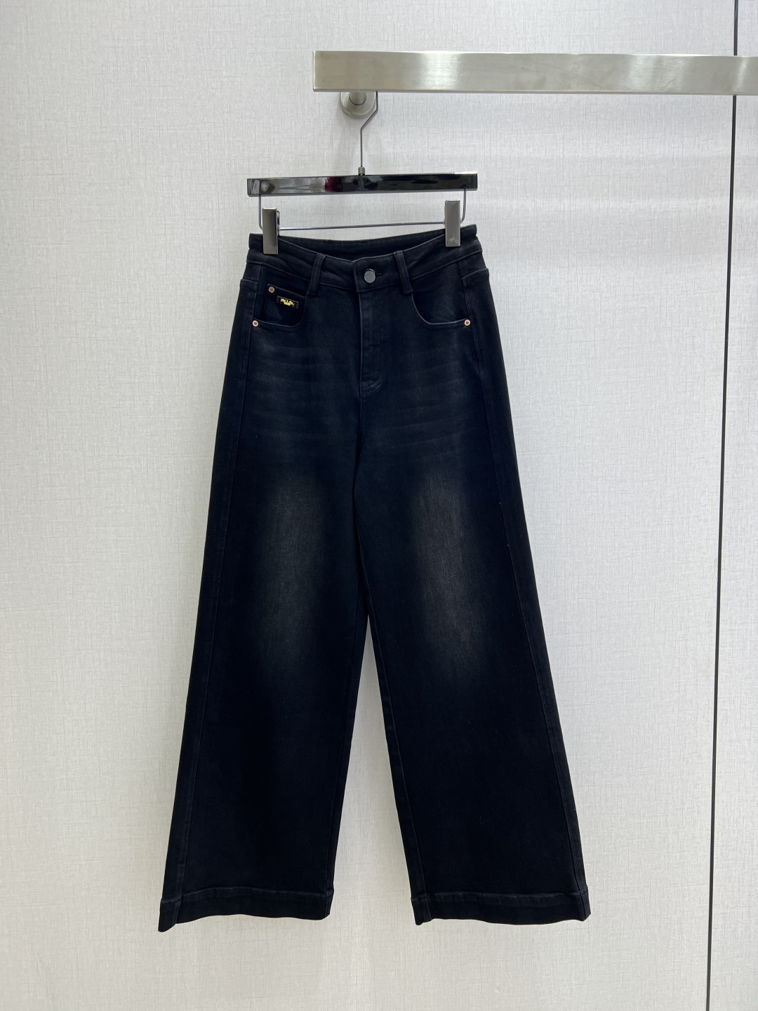 NO:762677,Highly recommended 26 early spring new wide-leg denim trousers, the high-waist design and wide-leg shape are amazing, visually making the legs longer and straighter, the flesh on the waist and the width of the fake crotch are invisible for a second, and they can be worn all day long without being stuck in the crotch or belly!  One color 2627282930 code high quality ABCP,,19860909强烈推荐 26早春新款 阔腿牛仔长裤,高腰设计阔腿的版型太绝了,视觉上把腿型拉得又长又直,腰间的肉和假胯宽一秒隐形,穿一整天都不卡裆不勒肚！一个色 2627282930码 高品质ABCP,,,Women's clothing