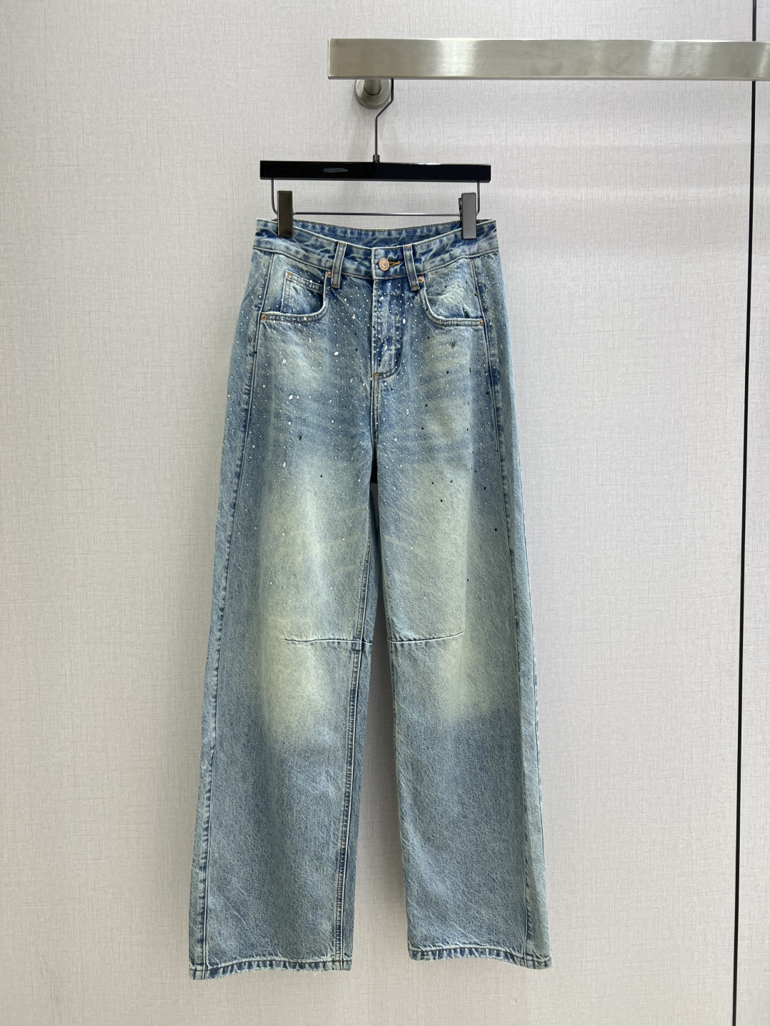 NO:762674,Highly recommended for early spring 26, hot diamond denim wide-leg trousers. The upper body is absolutely the best jeans. The texture of the trousers is really amazing. The high-waisted straight version. The trousers are just the right length to stretch the leg lines and create neat long legs!  You can easily wear it with various tops every day to look fashionable~ It doesn’t matter your leg shape, it can be worn by any body type!  Whoever wears it has thin, straight and long legs!  It’s really easy to wear and it’s very photogenic!  Highly recommended!  Sisters, come to me!  One color 2627282930 code high quality ABC,,jeans,19860909强烈推荐 26早春新款 烫钻牛仔阔腿长裤 上身绝对王炸牛仔裤 裤型质感真的绝了高腰直筒的版型 恰好的裤长 拉伸腿部线条 营造利落大长腿！日常搭配各种上衣都能轻松穿出时尚达人感～不挑腿型 什么身材通通可以穿！谁穿谁是细直大长腿！ 真的好穿到不行 而且出镜率很高！重磅推荐！姐妹们都给我冲！一个色 2627282930码 高品质ABC,,jeans,,Women's clothing