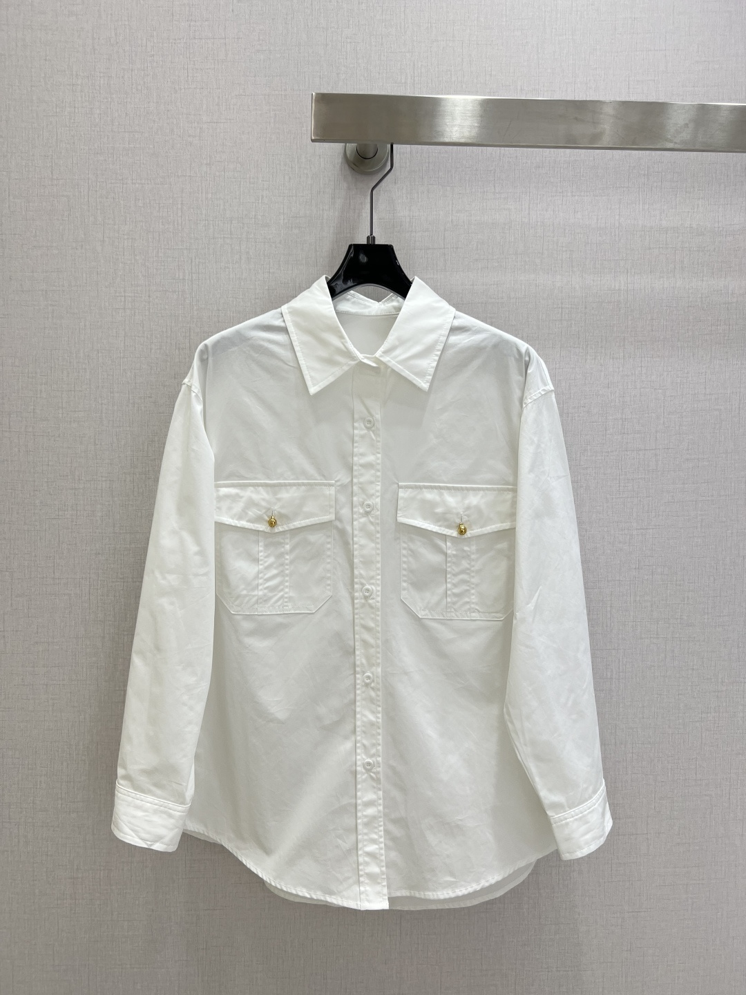 NO:737735,Highly recommended for early spring 26. Lapel hardware double pocket shirt. Full of layers. Flexible to match. Exquisite details add a sense of luxury. Paired with trousers or skirts, you can easily create an elegant or casual style. Versatile and textured. One color SML code. High quality ABC, skirts, shirts,19860909强烈推荐 26早春新款 翻领五金双口袋衬衫 层次感满满 搭配灵活 细节精致增添高级感搭配裤装或裙装都能轻松打造优雅或休闲风 百搭又有质感 一个色 SML码 高品质ABC,,skirts,shirts,,Women's clothing