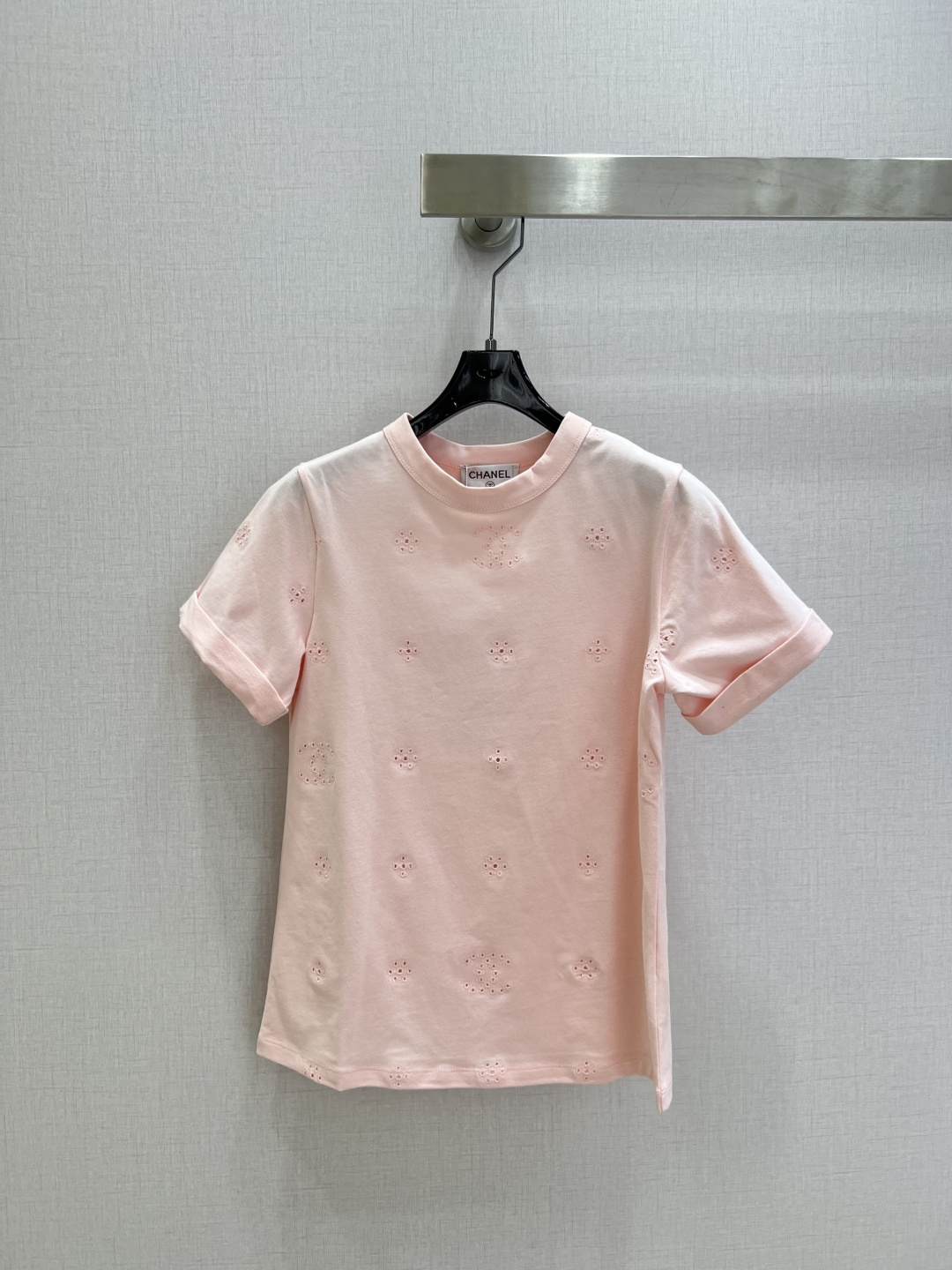 NO:736433,Highly recommended 26 early spring new positioning hollow embroidery short-sleeved T-shirt, pure white cotton fabric, soft and skin-friendly, excellent breathability!  The body is embellished with exquisite hollow flower embroidery, full of details, full of craftsmanship, round neck and short sleeves. The design is simple and elegant, and the loose fit is comfortable and slim. It is very versatile for daily wear. Whether it is worn with jeans or a skirt, it can easily create a French elegant style, low-key and recognizable. It is a must-have item in the summer wardrobe!  Three colors SML code high quality AB,,skirts,jeans,T-shirt,tees,t-shirt,19860909强烈推荐 26早春新款 定位镂空刺绣短袖T恤,纯白棉质面料,柔软亲肤,透气性超棒！衣身点缀精致镂空花朵刺绣,细节满分,工艺感十足圆领短袖设计简约大方,宽松版型舒适又显瘦,日常穿搭超百搭.无论配牛仔裤还是半裙,都能轻松打造法式优雅风格,低调又有辨识度,是夏季衣橱必备单品！三个色 SML码 高品质AB,,skirts,jeans,T-shirt,tees，t-shirt,,Women's clothing