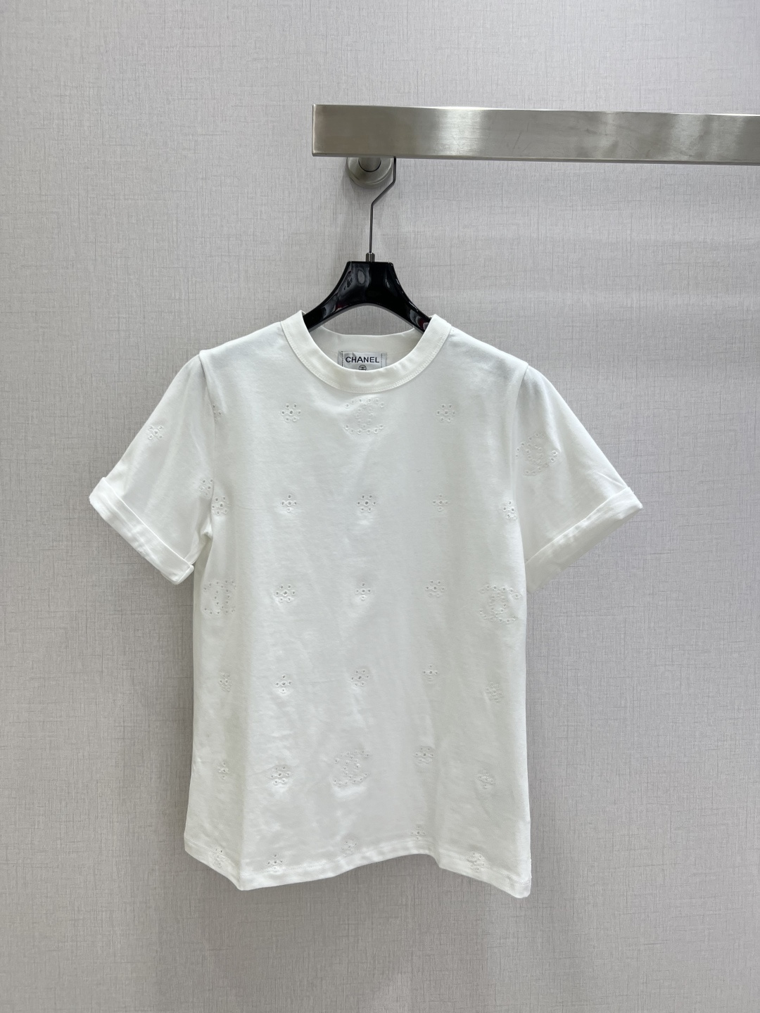 NO:736441,Highly recommended 26 early spring new positioning hollow embroidery short-sleeved T-shirt, pure white cotton fabric, soft and skin-friendly, excellent breathability!  The body is embellished with exquisite hollow flower embroidery, full of details, full of craftsmanship, round neck and short sleeves. The design is simple and elegant, and the loose fit is comfortable and slim. It is very versatile for daily wear. Whether it is worn with jeans or a skirt, it can easily create a French elegant style, low-key and recognizable. It is a must-have item in the summer wardrobe!  Three colors SML code high quality ABC,,skirts,jeans,T-shirt,tees,t-shirt,19860909强烈推荐 26早春新款 定位镂空刺绣短袖T恤,纯白棉质面料,柔软亲肤,透气性超棒！衣身点缀精致镂空花朵刺绣,细节满分,工艺感十足圆领短袖设计简约大方,宽松版型舒适又显瘦,日常穿搭超百搭.无论配牛仔裤还是半裙,都能轻松打造法式优雅风格,低调又有辨识度,是夏季衣橱必备单品！三个色 SML码 高品质ABC,,skirts,jeans,T-shirt,tees，t-shirt,,Women's clothing