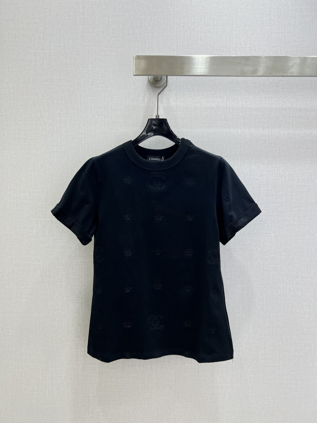 NO:736449,Highly recommended 26 early spring new positioning hollow embroidery short-sleeved T-shirt, pure white cotton fabric, soft and skin-friendly, excellent breathability!  The body is embellished with exquisite hollow flower embroidery, full of details, full of craftsmanship, round neck and short sleeves. The design is simple and elegant, and the loose fit is comfortable and slim. It is very versatile for daily wear. Whether it is worn with jeans or a skirt, it can easily create a French elegant style, low-key and recognizable. It is a must-have item in the summer wardrobe!  Three colors SML code high quality ABC,,skirts,jeans,T-shirt,tees,t-shirt,19860909强烈推荐 26早春新款 定位镂空刺绣短袖T恤,纯白棉质面料,柔软亲肤,透气性超棒！衣身点缀精致镂空花朵刺绣,细节满分,工艺感十足圆领短袖设计简约大方,宽松版型舒适又显瘦,日常穿搭超百搭.无论配牛仔裤还是半裙,都能轻松打造法式优雅风格,低调又有辨识度,是夏季衣橱必备单品！三个色 SML码 高品质ABC,,skirts,jeans,T-shirt,tees，t-shirt,,Women's clothing