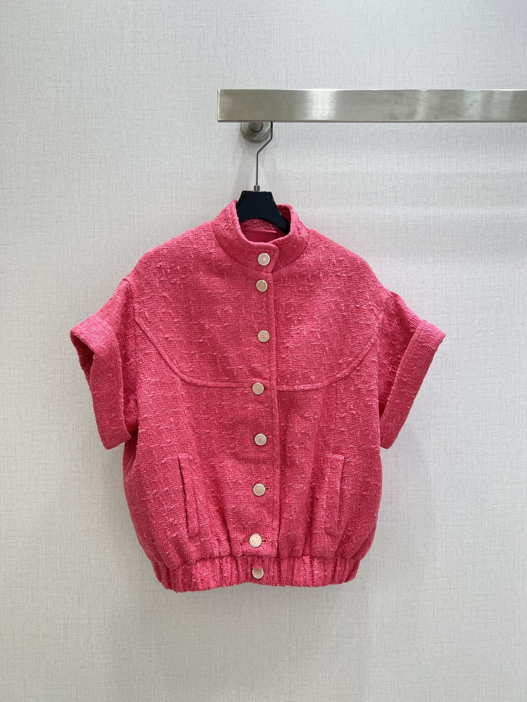 NO:735603,Highly recommended 26 early spring new button tweed short-sleeved top, Tiffany Hsu's same French style short-sleeved cardigan, advanced custom tweed fabric with texture, rose pink is gentle and white, makes the skin translucent and shiny, navy blue is high-end and elegant, the stand-up collar design is neat and exquisite, metal buttons are embellished on the placket, and the details are full of texture. The short silhouette is super friendly to all kinds of body types. Wearing it alone is a lazy and casual tone. Stacked to create a sense of layering, a proper C-position style that perfectly blends French elegance and festive joy ~ Two colors SML code High-quality ABC, T-shirt,19860909强烈推荐 26早春新款 纽扣粗呢短袖上衣 许玮甯同款法式小香风短袖开衫 高级定制粗花呢面料自带肌理感 玫粉色温柔又显白 衬得肤色透亮有光泽 藏蓝色高级优雅 立领设计利落精致 金属纽扣点缀在门襟 细节处尽显质感 短款廓形对各种身材都超友好 单穿是慵懒随性的腔调 叠穿出层次感 妥妥的C位气质款 把法式优雅和节日喜庆完美融合～两个色 SML码 高品质ABC,,T-shirt,,Women's clothing