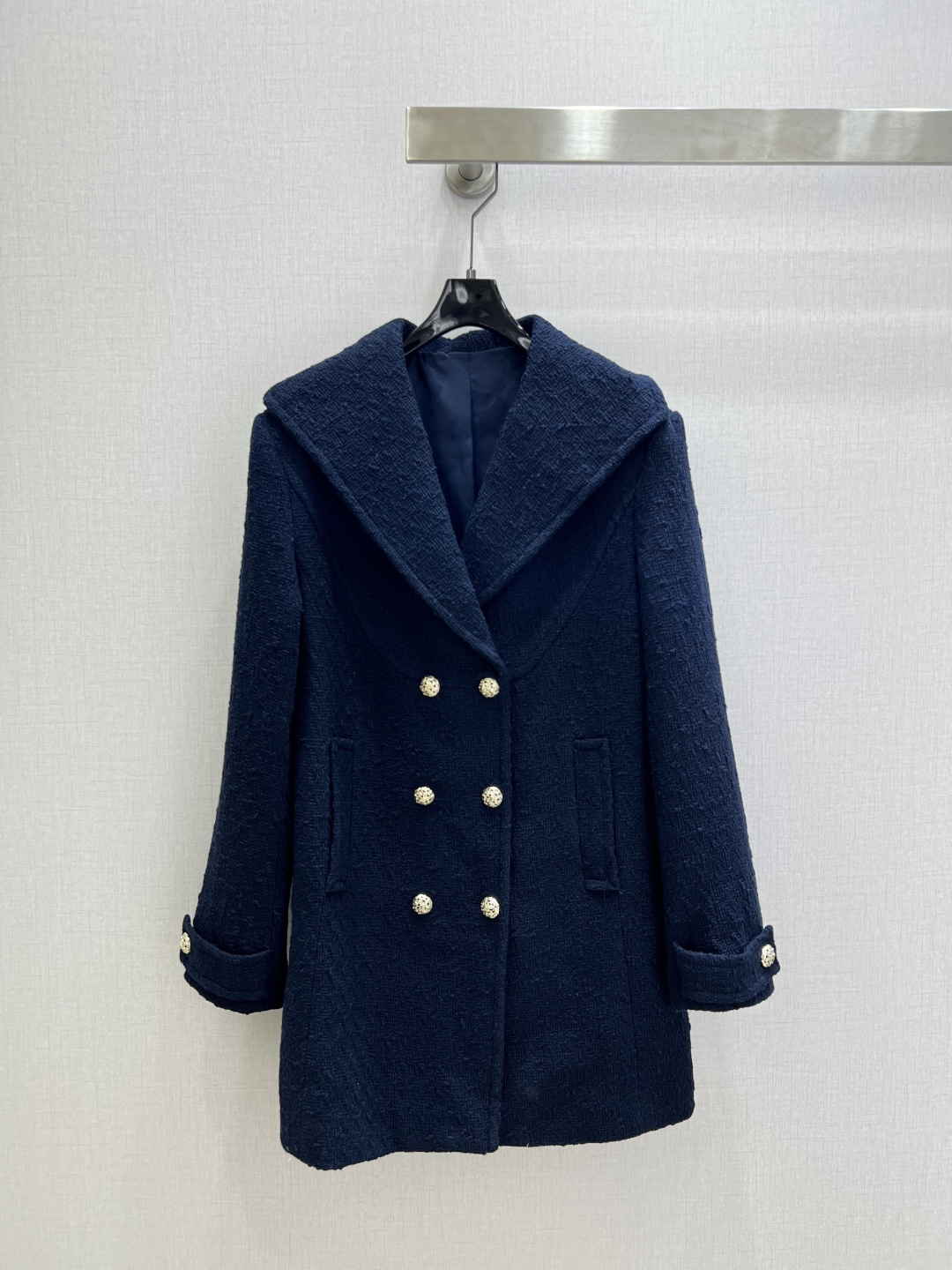 NO:735615,Highly recommended for the early spring of 26, the new large lapel woolen coat, the same style of French style long coat, high-end custom tweed fabric, the texture has a classic sense of luxury, the perfect blend of elegance and vitality of the style, large lapel double-breasted design, double C logo buttons inject exquisite details into the whole, rose pink is bright and gentle, navy blue is full of elegant and high-end temperament, two colors SML code, high quality ABC,,jackets & coats,19860909强烈推荐 26早春新款 大翻领毛呢大衣外套 同款法式小香风长款外套 高级定制粗花呢面料 肌理带着经典的高级感 将小香风的优雅与活力完美融合 大翻领双排扣设计 双C logo纽扣为整体注入精致细节 玫粉色明媚又温柔 藏蓝色优雅高级气质范拉满 两个色 SML码 高品质ABC,,jackets & coats,,Women's clothing