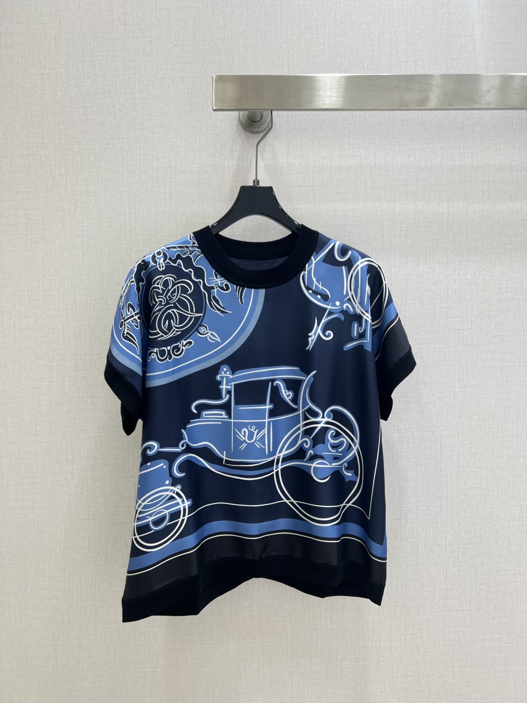 NO:735590,Highly recommended 26 early spring new silk printed and knitted short-sleeved T-shirt. The front piece is 19 mm pure silk twill thick positioning printing, and the back piece yarn is ultra-fine silk and cotton blended yarn. The back piece is knitted with 16G imported woven yarn. The splicing parts of knitted and silk are completed by manual sewing machines. The sewing is double hemmed. Fine workmanship. Three colors. SMLXLXXL code. High quality ABC, T-shirt, tees, t-shirt, real  silk,19860909强烈推荐 26早春新款 真丝印花拼针织短袖T恤 前片19姆米纯真丝斜纹稠定位印花,后片纱线超细真丝加棉混纺纱线.后片针织采用16G进口机织,针织与真丝的拼接部分都为手工缝盘机完成,缝缝双包边,做工精细 三个色 SMLXLXXL码 高品质ABC,,T-shirt,tees，t-shirt,real silk,,Women's clothing