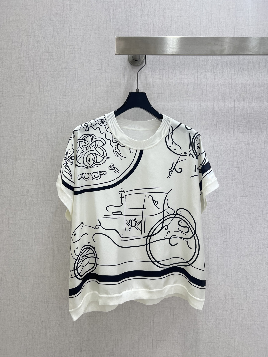 NO:735626,Highly recommended for the early spring of 26, silk printed and knitted short-sleeved T-shirt. The front piece is 19 mm pure silk twill thick positioning printing, and the back piece yarn is ultra-fine silk and cotton blended yarn. The back piece is knitted with 16G imported woven yarn. The splicing parts of knitted and silk are completed by manual sewing machines. The sewing is double hemmed. Fine workmanship. Three colors. SMLXLXXL code. High quality AB, T-shirt, tees, t-shirt, real  silk,19860909强烈推荐 26早春新款 真丝印花拼针织短袖T恤 前片19姆米纯真丝斜纹稠定位印花,后片纱线超细真丝加棉混纺纱线.后片针织采用16G进口机织,针织与真丝的拼接部分都为手工缝盘机完成,缝缝双包边,做工精细 三个色 SMLXLXXL码 高品质AB,,T-shirt,tees，t-shirt,real silk,,Women's clothing