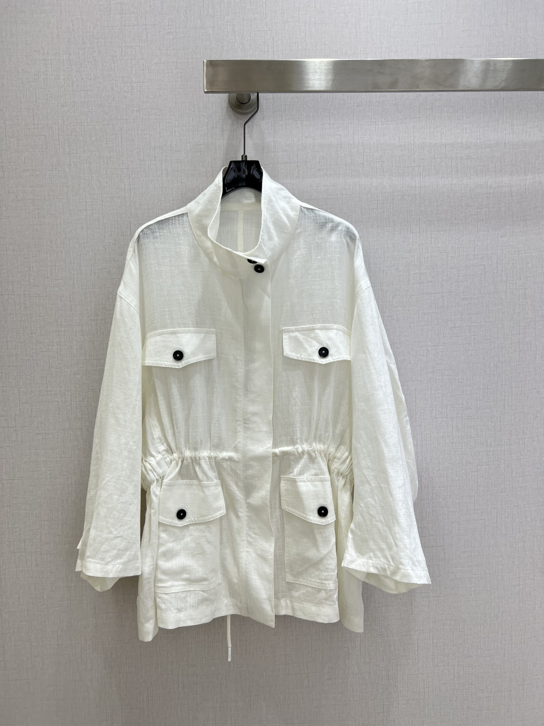 NO:737305,Highly recommended 26 early spring new stand-up collar pocket long-sleeved shirt  The loose silhouette is complemented by a cotton drawstring design at the waist, which is tolerant of the body and adds a refined style to the overall piece. The placket is equipped with a zipper, which is simple and neat, and can be put on and taken off freely. It is supplemented by contrasting buttons to highlight the texture and details. The chest flap + large front pocket design has both practicality and style. The adjustable sleeves allow for multiple styling interpretations. The inner side seams are made of cotton.  The lining is hemmed, clean and neat, with quality control in place and material characteristics. Lyocell ramie fabric is selected. Lyocell is made from plant fiber. It has a variety of excellent properties. Ramie fiber is a high-quality fiber with natural colors. Lyocell and ramie are intertwined, combining the advantages of both. This fabric feels soft and comfortable, light and has no sense of weight. It does not lose bones and bones, making the whole garment more relaxed.  Two colors SML code high quality AB, shirts,19860909强烈推荐 26早春新款 立领口袋长袖衬衫 宽松廓形,宽松廓形辅以腰间棉质抽绳设计,包容身材,为整体单品增添精致格调.门襟设有拉链,简约利落,穿脱自由随性.辅以撞色纽扣,凸显质感,细节特点,胸口翻袋盖＋前片大口袋设计,实用感与造型感兼备,可调节袖祥,实现多造型演绎,内里侧缝做棉感里布包边,干净利落,品质把控到位,材质特点.精选菜赛尔苎麻面料.莱赛尔以植物纤维为原料.具有多种优良性能,苎麻纤维是一种优质纤维,色彩自然.莱赛尔与苎麻相交织,结合两者优势.此面料触感柔软舒适,轻盈没有压坠感.却不失筋骨,整件成衣更添轻松 两个色 SML码 高品质AB,,shirts,,Women's clothing