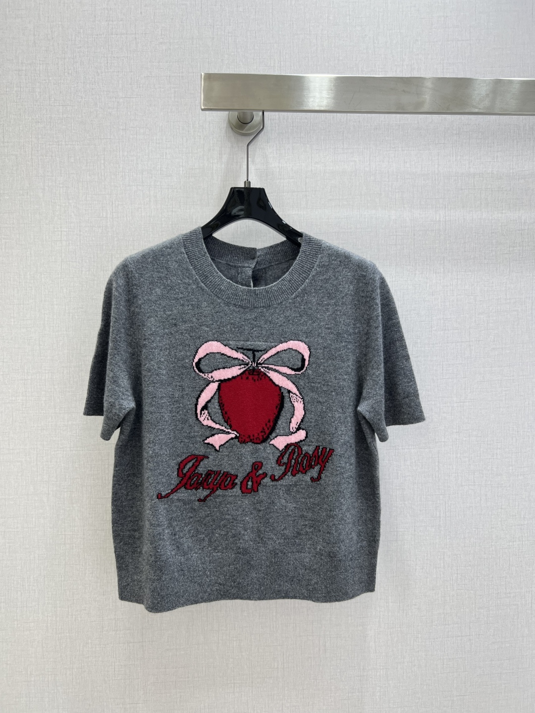 NO:737298,Highly recommended for the early spring of 26, the new Lucky Fruit knitted short-sleeved top has a gray main tone + red apple jacquard, bow embellishment, playful and recognizable. It is made of wool, soft and skin-friendly, and is OK to wear alone in spring and autumn, or as an inner layer in winter!  The short design flatters the figure, and the red apple buttons on the back are super delicate. It can be easily used for daily outings and dates. It has a sweet and cool girly feel. SML code, high quality ABC, T-shirt,19860909强烈推荐 26早春新款 幸运果针织短袖上衣 灰色主调+红色苹果提花,蝴蝶结点缀,俏皮又有辨识度 羊毛材质,柔软亲肤,春秋单穿、冬季内搭都很OK！短款设计修饰身形,后背红色苹果纽扣超精致,日常出街、约会都能轻松驾驭,甜酷少女感满满一个色 SML码 高品质ABC,,T-shirt,,Women's clothing