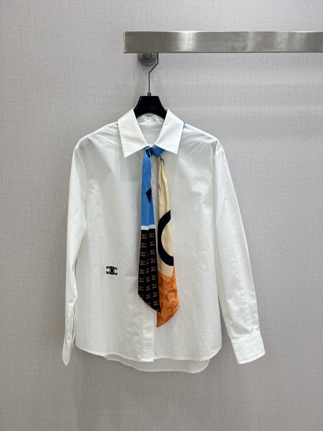 NO:737752,Highly recommended 26 early spring new model Arc de Triomphe embroidered silk scarf long-sleeved shirt, silky fabric, retro and fashionable, low-key temperament and luxurious high-end!  The styles are versatile and not picky, customized technical fabrics, workmanship quality depends on the details. Bai Fumei is a must-have!  One color SML code high quality ABC, shirts,19860909强烈推荐 26早春新款 凯旋门刺绣丝巾长袖衬衫 丝滑面料 复古时髦 低调气质又奢华高级！版型百搭不挑人,定制科技面料 做工品质看细节.白富美必入！一个色 SML码 高品质ABC,,shirts,,Women's clothing