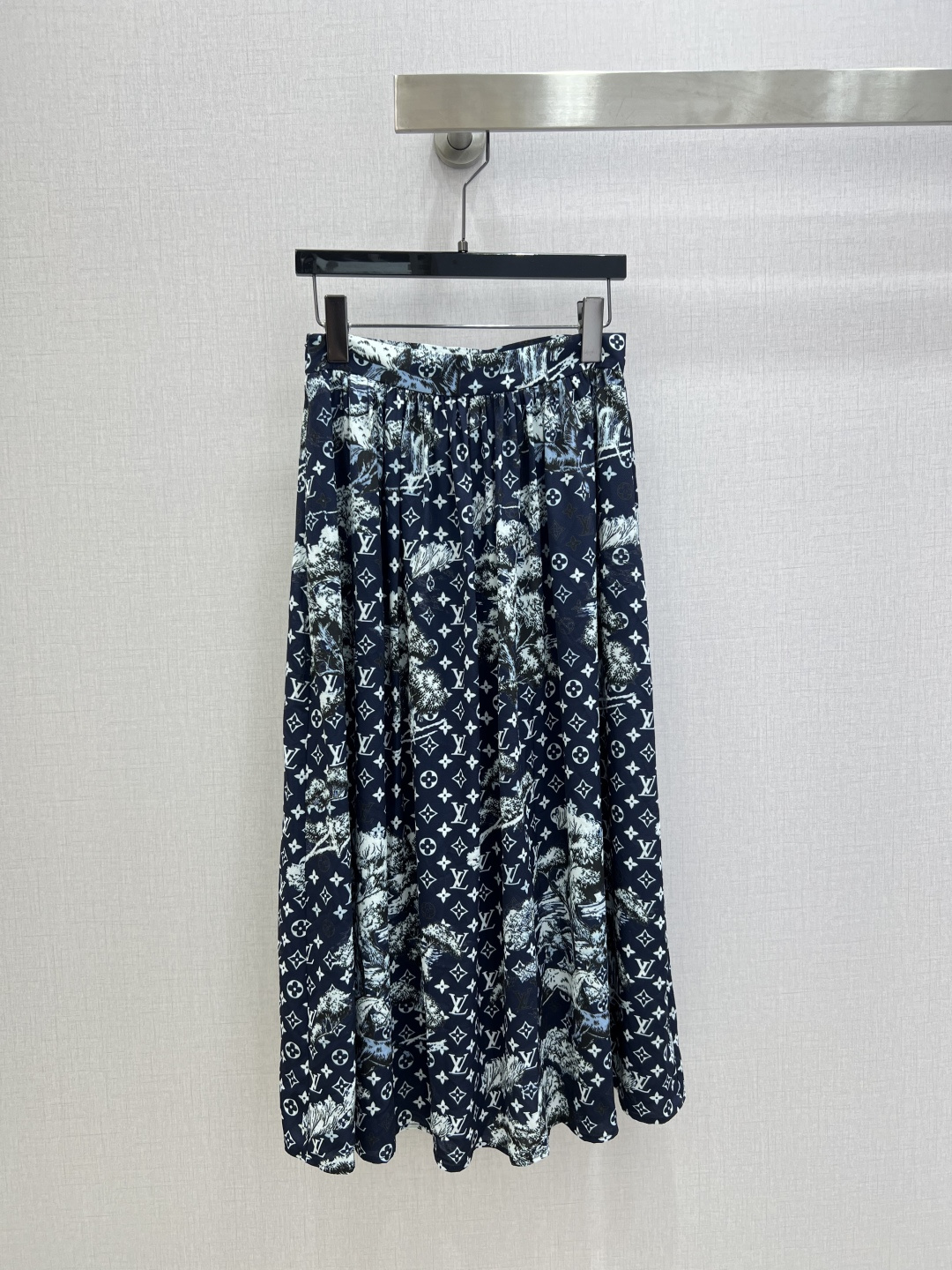 NO:737746,Highly recommended 26th early spring new product. Printed pleated long skirt. A-shaped pleated to hide the flesh and make the legs slimmer and longer. The fabric hangs smoothly and is not easy to wrinkle. The light and elegant hem is full of design and highlights the brand charm. A pleated skirt can be matched with all the tops in the wardrobe to easily have a fashionable temperament. One color SML code, high quality ABC,,skirts,19860909强烈推荐 26早春新品 印花压褶长半裙 A字型压褶藏肉显瘦特显腿长 面料顺垂不易皱 轻盈飘逸下摆设计感十足 彰显品牌魅力 一条压褶裙搭配衣柜里所有上衣轻松拥有时髦的气质 一个色 SML码 高品质ABC,,skirts,,Women's clothing