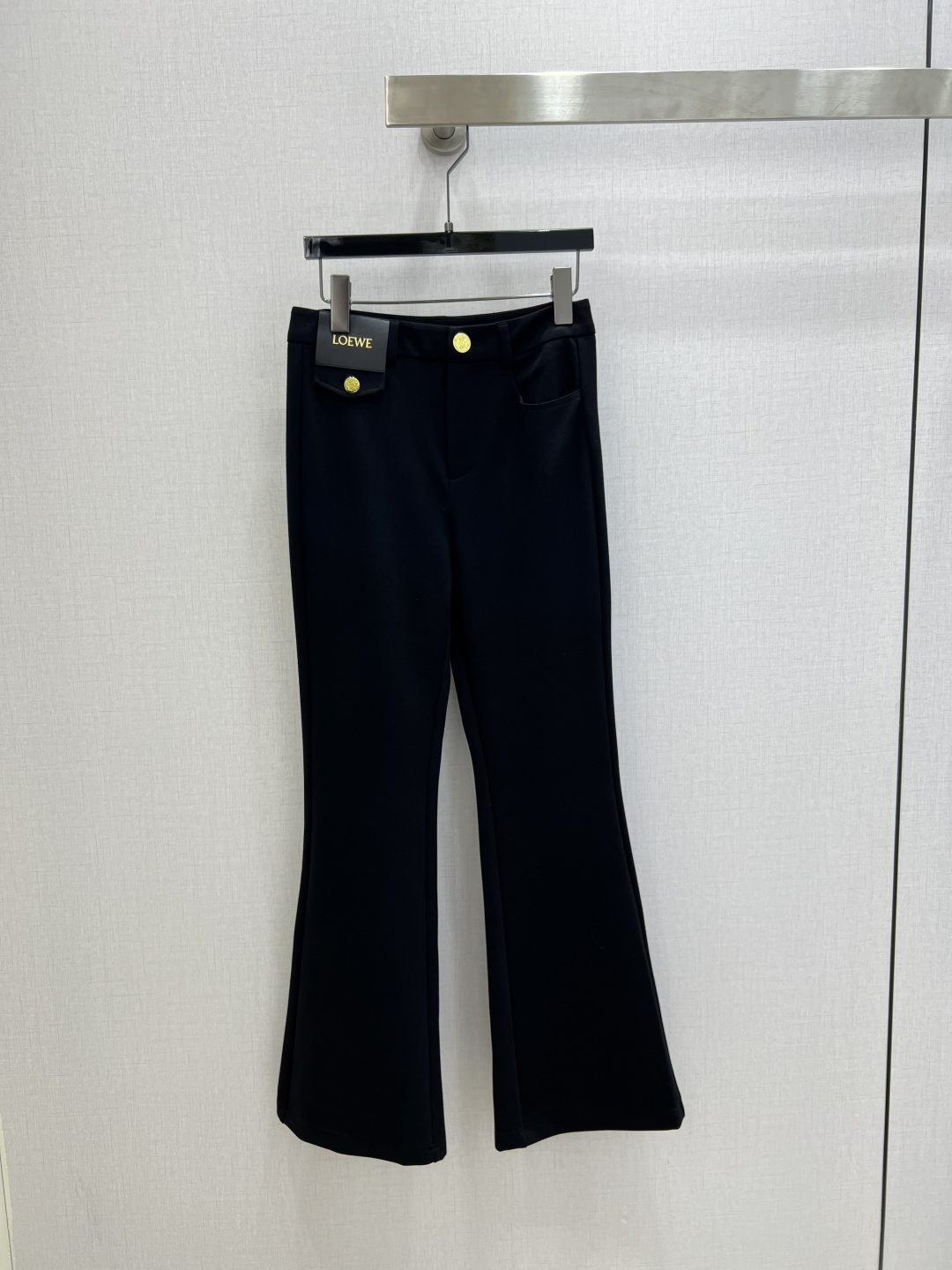 NO:737729,Highly recommended for the early spring of 26. Black trousers with leather brand hardware and bootcut. Fashionable and high-end tone. A must-have item for white and beautiful women. A versatile item. The classic bootcut trousers make the upper body look slimmer. Embellished with customized hardware accessories. One color SML code. High quality ABC,,19860909强烈推荐 26早春新款 皮牌五金微喇黑色长裤 时髦又高级的调调 白富美必入单品百搭神器 经典微喇裤型上身显瘦绝绝子 缀饰定制五金配件 一个色 SML码 高品质ABC,,,Women's clothing