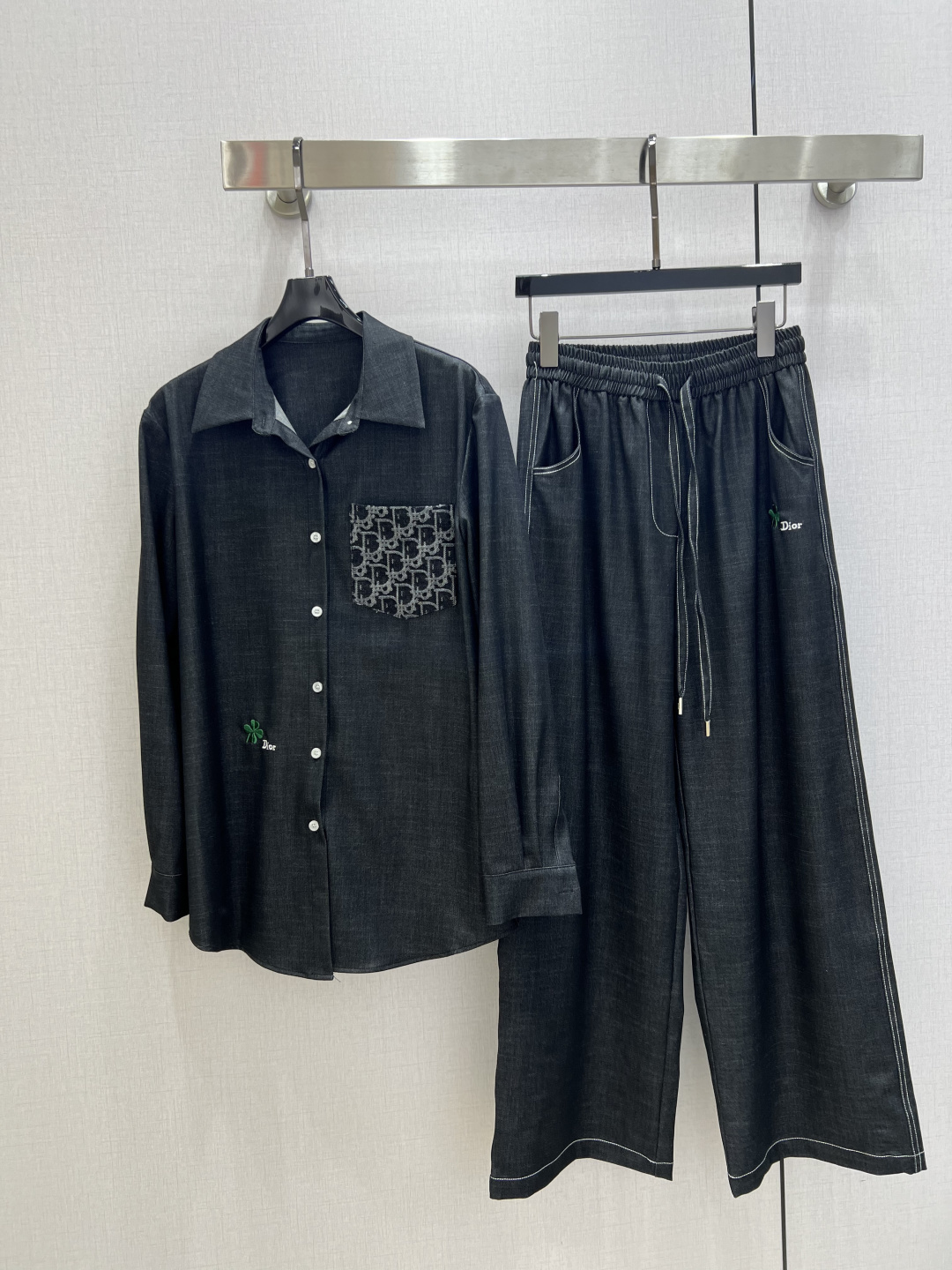 NO:737727,Highly recommended 26 early spring new style, pocket printed long-sleeved shirt, letter embroidered wide-leg trousers, separate batches, highly customized YB imported fabrics, comfortable and breathable, a set of top-notch tops, highly recommended, two colors SML code, high-quality lining, shirts,19860909强烈推荐 26早春新款 口袋印花长袖衬衫字母刺绣阔腿长裤 分开批 高定制YB进口面料 舒适透气 一套上身绝绝子 强推 两个色 SML码 高品质衬,,shirts,,Women's clothing