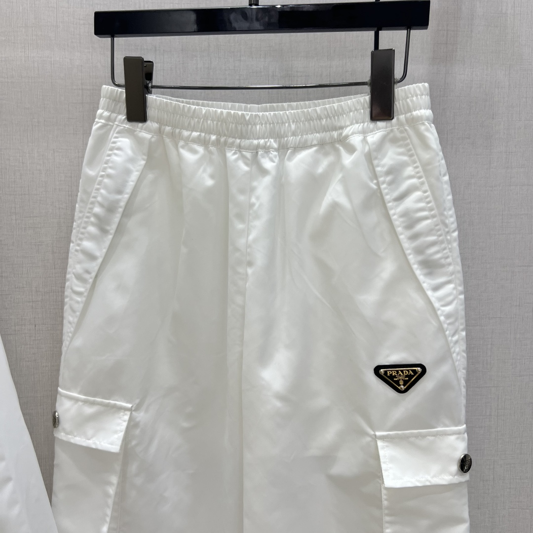 NO:737731,Highly recommended for the early spring of 26, hooded drawstring logo jacket, logo pocket cargo trousers, separate batches, the upper body is full of fashionable and high-end sense, huge style, with its own aura, nylon fabric, the texture is very nice, fashionable and high-end, the color is super positive, the upper body is white and slim, the classic series with its own beauty, the upper body is full of aura when walking, the length is just right, two colors SML code, high quality, jackets & coats, hats,19860909强烈推荐 26早春新款 连帽抽绳徽标外套徽标口袋工装长裤 分开批 上身就是满满的时髦高级感 巨拉风 自带气场 尼龙面料 质感很奈斯 时髦又高级 颜色超级正 上身显白又显瘦 自带美感的经典系列 走路都带风上身气场全开 长度恰到好处 两个色 SML码 高品质,,jackets & coats,hats,,Women's clothing