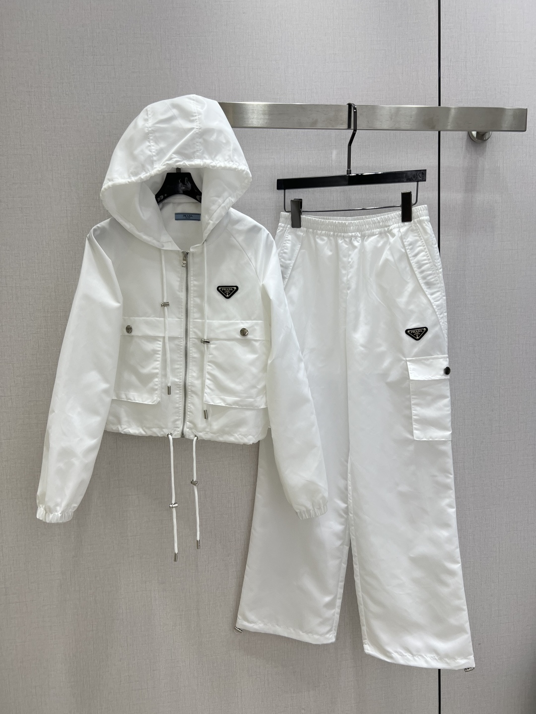 NO:737728,Highly recommended for the early spring of 26, hooded drawstring logo jacket, logo pocket work trousers, separate batches. The upper body is full of fashionable and high-end feeling, huge pull style, with its own aura. Nylon fabric, the texture is very nice, fashionable and high-end, the color is super positive, the upper body is white and slim, the classic series with its own beauty, the upper body is full of aura when walking, the length is just right, two colors SML code, high quality, jackets & coats, hats,19860909强烈推荐 26早春新款 连帽抽绳徽标外套徽标口袋工装长裤 分开批 上身就是满满的时髦高级感 巨拉风 自带气场 尼龙面料 质感很奈斯 时髦又高级 颜色超级正 上身显白又显瘦 自带美感的经典系列 走路都带风上身气场全开 长度恰到好处 两个色 SML码 高品质外,,jackets & coats,hats,,Women's clothing