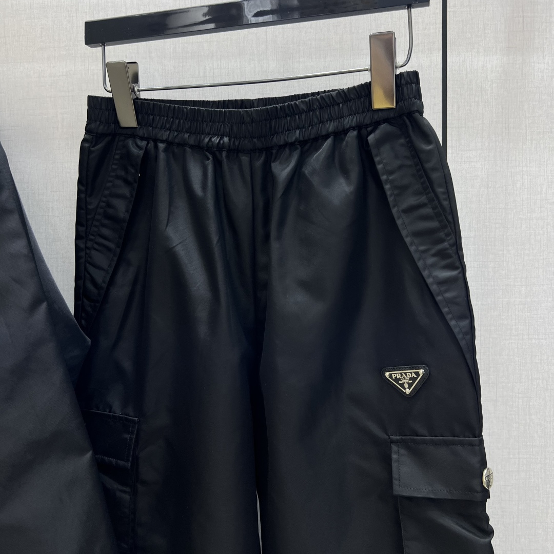 NO:737743,Highly recommended for the early spring of 26, hooded drawstring logo jacket, logo pocket cargo trousers, separate batches, the upper body is full of fashionable and high-end sense, huge style, with its own aura, nylon fabric, the texture is very nice, fashionable and high-end, the color is super positive, the upper body is white and slim, the classic series with its own beauty, the upper body is full of aura when walking, the length is just right, two colors SML code, high quality, jackets & coats, hats,19860909强烈推荐 26早春新款 连帽抽绳徽标外套徽标口袋工装长裤 分开批 上身就是满满的时髦高级感 巨拉风 自带气场 尼龙面料 质感很奈斯 时髦又高级 颜色超级正 上身显白又显瘦 自带美感的经典系列 走路都带风上身气场全开 长度恰到好处 两个色 SML码 高品质,,jackets & coats,hats,,Women's clothing