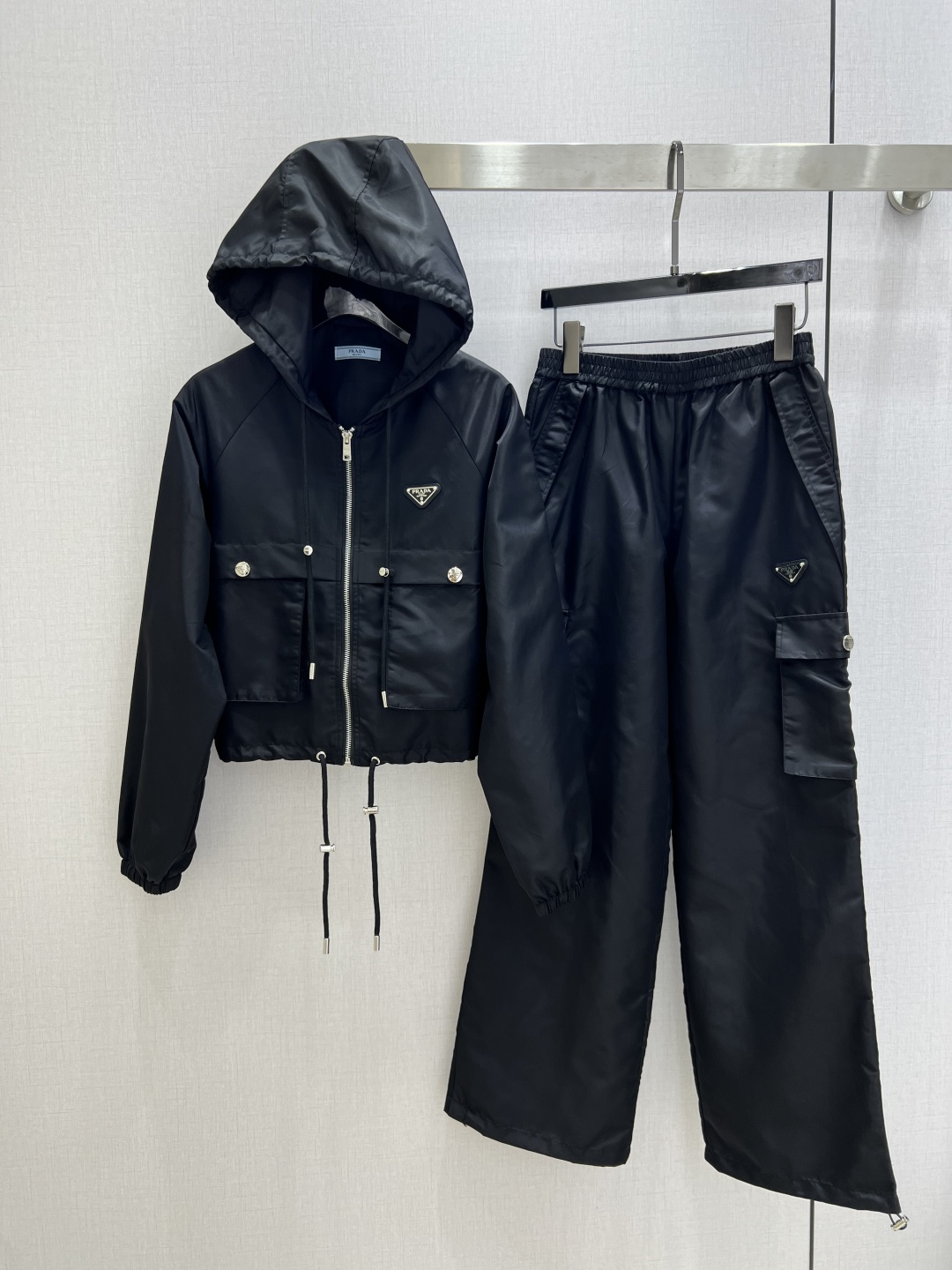 NO:737737,Highly recommended for the early spring of 26, hooded drawstring logo jacket, logo pocket work trousers, separate batches. The upper body is full of fashionable and high-end feeling, huge pull style, with its own aura. Nylon fabric, the texture is very nice, fashionable and high-end, the color is super positive, the upper body is white and slim, the classic series with its own beauty, the upper body is full of aura when walking, the length is just right, two colors SML code, high quality, jackets & coats, hats,19860909强烈推荐 26早春新款 连帽抽绳徽标外套徽标口袋工装长裤 分开批 上身就是满满的时髦高级感 巨拉风 自带气场 尼龙面料 质感很奈斯 时髦又高级 颜色超级正 上身显白又显瘦 自带美感的经典系列 走路都带风上身气场全开 长度恰到好处 两个色 SML码 高品质外,,jackets & coats,hats,,Women's clothing