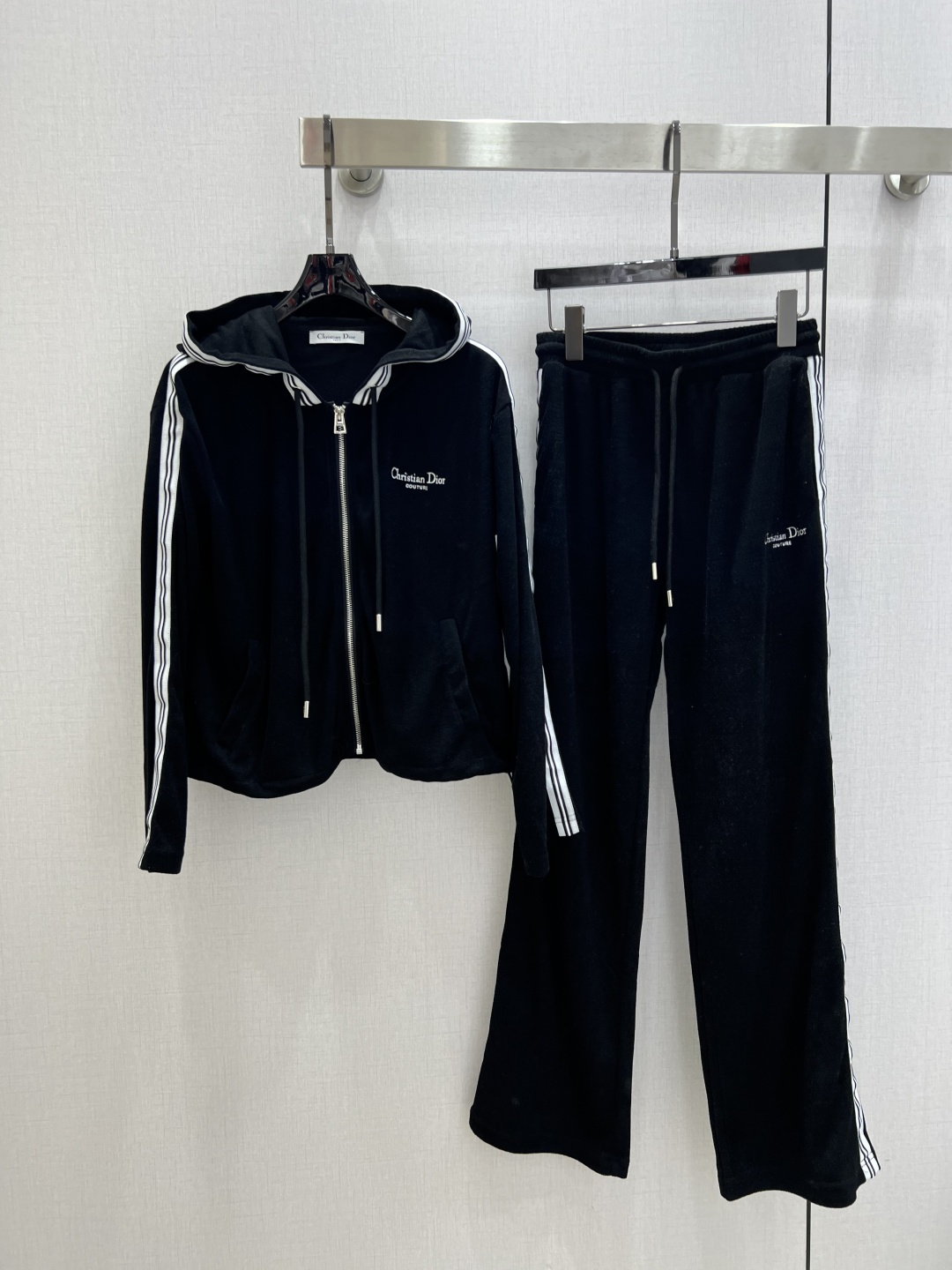 NO:737724,Highly recommended for the early spring of 26, the hooded casual suit with contrasting colors is extremely comfortable. There is no reason to refuse it. It has a cool style and is suitable for daily commuting, regardless of the occasion. The design is unique, the layering is richer, and it is full of small details that are a plus. Two colors, SML code, high quality ABC,, hats,19860909强烈推荐 26早春新款 连帽撞色休闲套装 舒适度极强 没有理由可以拒绝它.可A可飒的风格,日常通勤穿什么的都是很OK的,不挑场合的.设计独特 层次感更加丰富,满满小细节太加分了 两个色 SML码 高品质ABC,,hats,,Women's clothing