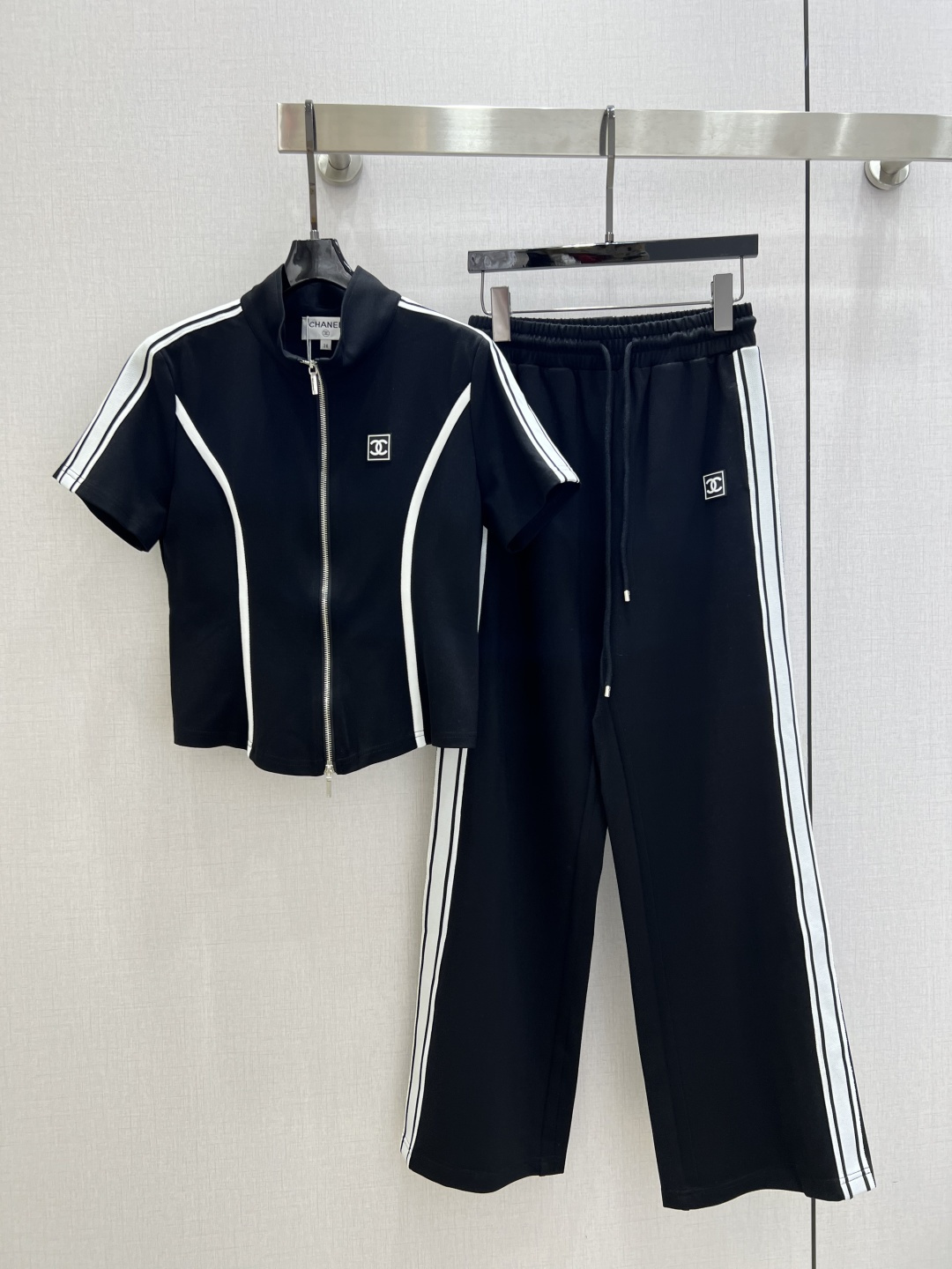 NO:737710,Highly recommended 26 early spring new style, black and white contrasting sports suit, waisted short-sleeved top + wide-leg trousers, small label on the chest, black and white contrasting colors make it visually slimmer, two colors SML code, high quality ABC, T-shirt,19860909强烈推荐 26早春新款 黑白撞色运动套装 收腰短袖上衣+阔腿长裤 胸前饰有小标牌 黑白撞色视觉上更显纤瘦 两个色 SML码 高品质ABC,,T-shirt,,Women's clothing