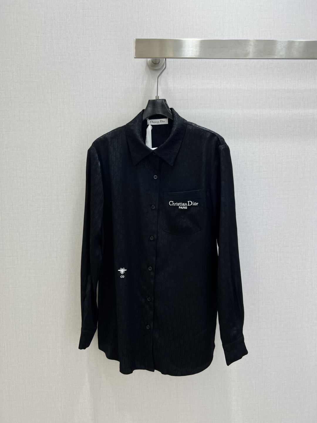 NO:737718,Highly recommended for early spring 26, jacquard embroidered long-sleeved shirt, classic lapel + loose dropped shoulder sleeves, letter bee embroidery decoration, front button closure, can be worn alone or as an outer layer, suitable for various scenes, two colors SML code, high quality ABC, shirts,19860909强烈推荐 26早春新款 提花刺绣长袖衬衫 经典翻领+宽松落肩袖,字母小蜜蜂刺绣装饰 前襟纽扣开合,可单穿或作外搭,适配多种场景 两个色 SML码 高品质ABC,,shirts,,Women's clothing