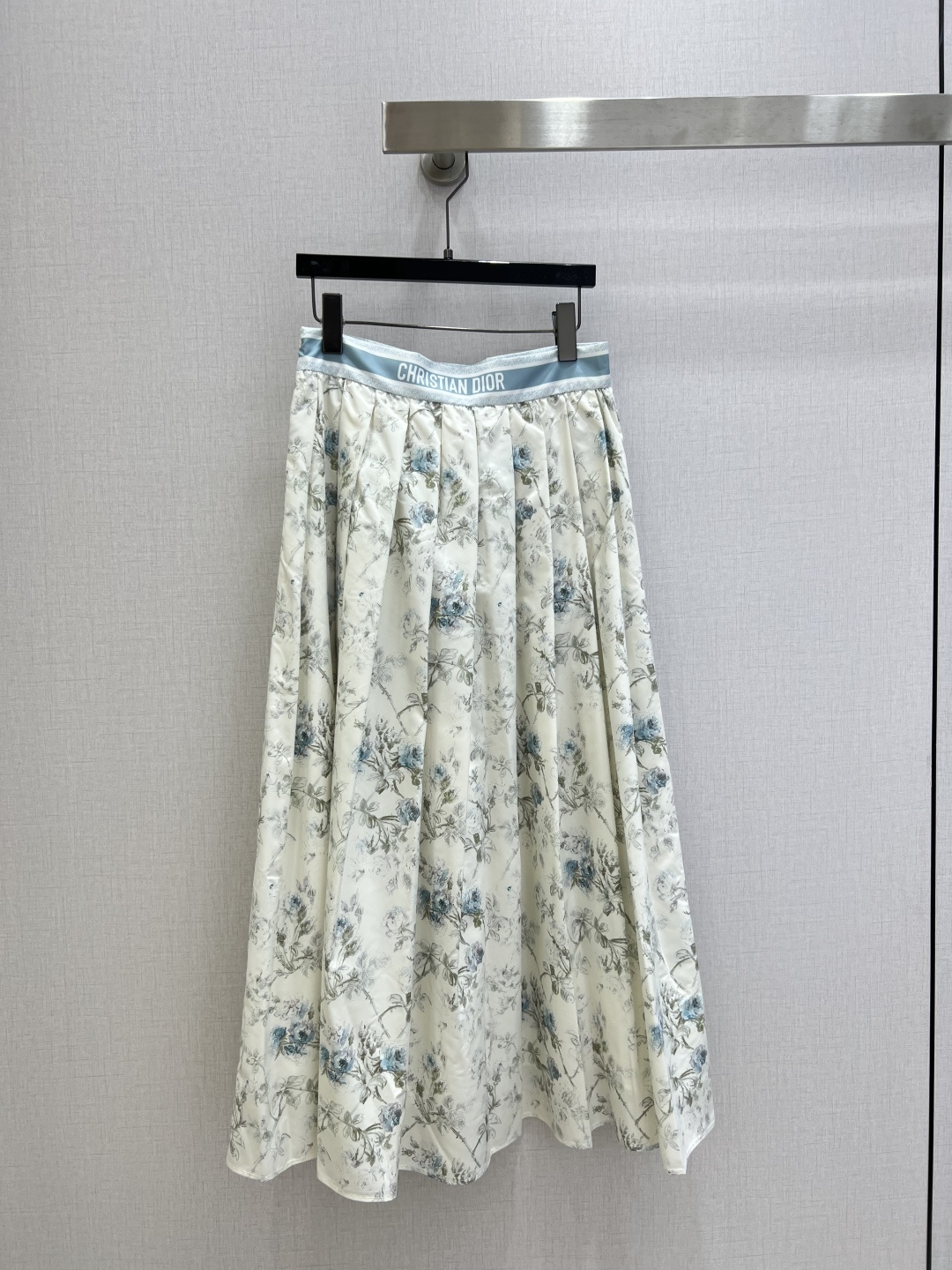 NO:737720,Highly recommended 26 early spring new style. Letter web printed long skirt. Pattern printed fabric. Letter waistband. Precisely raise the waistline to create a '37' body proportion. Large pleated skirt design, flexible and elegant when walking, tolerant of various leg shapes. Two colors SML code. High quality ABC,,skirts,19860909强烈推荐 26早春新款 字母织带印花长半裙 图案印花面料 字母腰头 精准拉高腰线,打造“三七分”身材比例 大裙摆百褶设计,行走间灵动飘逸,包容各种腿型 两个色 SML码 高品质ABC,,skirts,,Women's clothing