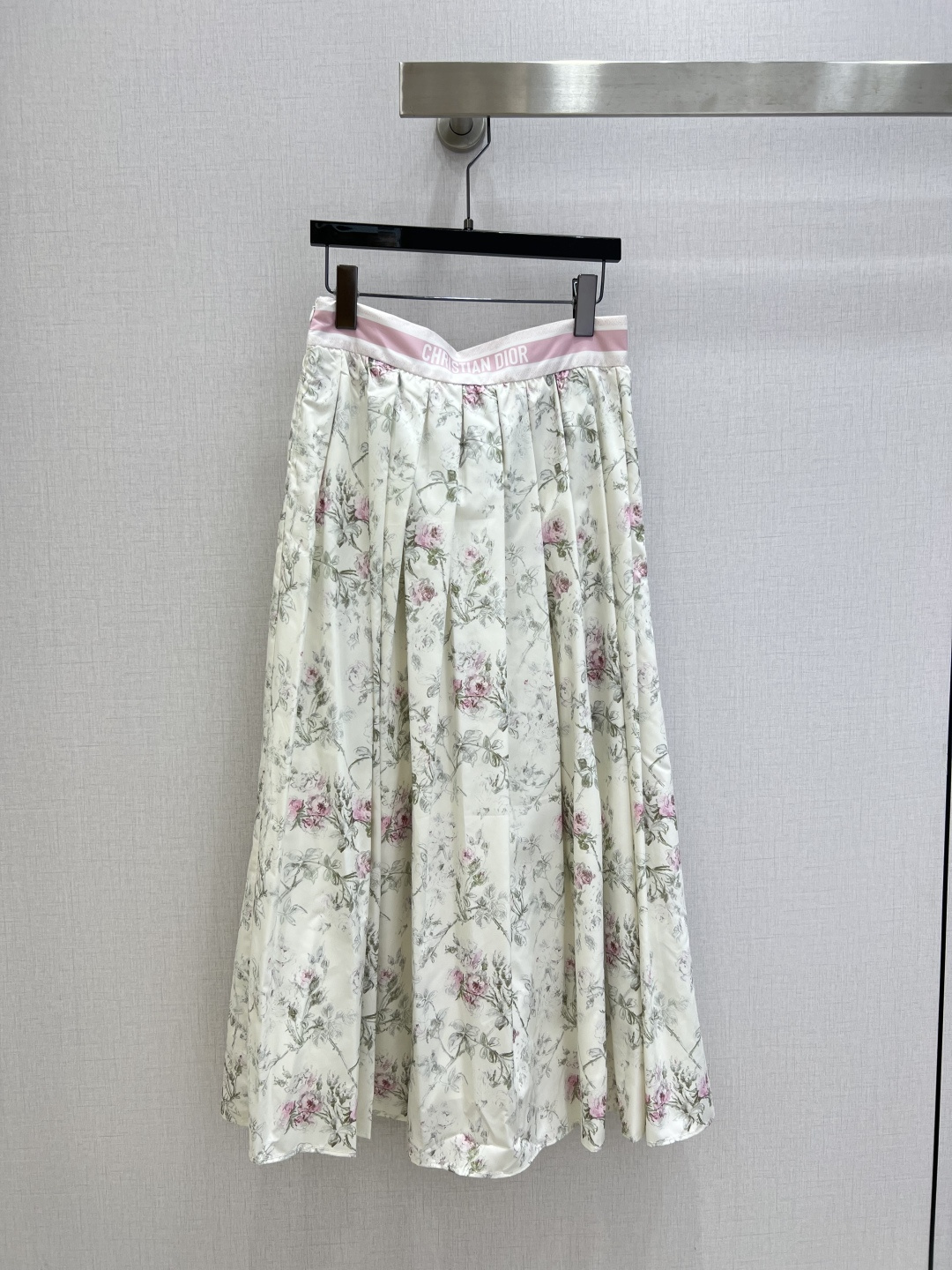 NO:737717,Highly recommended 26 early spring new style. Letter web printed long skirt. Pattern printed fabric. Letter waistband. Precisely raise the waistline to create a '37' body proportion. Large pleated skirt design, flexible and elegant when walking, tolerant of various leg shapes. Two colors SML code. High quality ABC,,skirts,19860909强烈推荐 26早春新款 字母织带印花长半裙 图案印花面料 字母腰头 精准拉高腰线,打造“三七分”身材比例 大裙摆百褶设计,行走间灵动飘逸,包容各种腿型 两个色 SML码 高品质ABC,,skirts,,Women's clothing