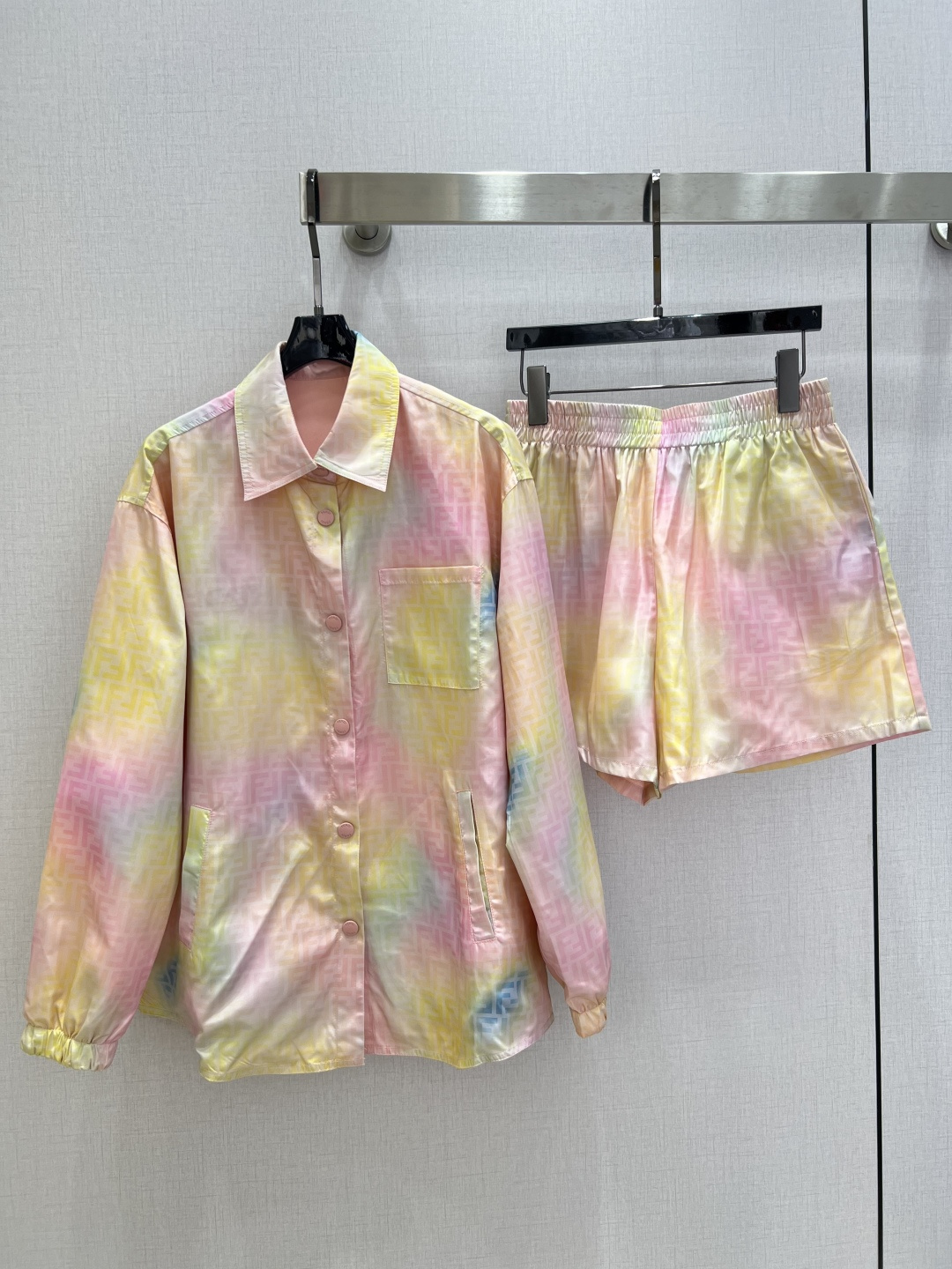 NO:737713,Highly recommended 26 early spring new style printed shirt and shorts suit. The shirt jacket can be worn on both sides. Colorful double F printed fabric. Loose shoulder sleeve design. Chest patch pocket + side seam pocket. Elastic cuffs. Paired with high waist shorts. One color SML code. High quality ABC, shorts, jackets & coats, shirts,19860909强烈推荐 26早春新款 印花衬衫短裤套装 衬衫外套可双面穿 彩色双F印花面料 宽松落肩袖设计 胸前贴袋+侧缝插袋 袖口松紧收口 搭配高腰短裤 一个色 SML码 高品质ABC,,shorts,jackets & coats,shirts,,Women's clothing