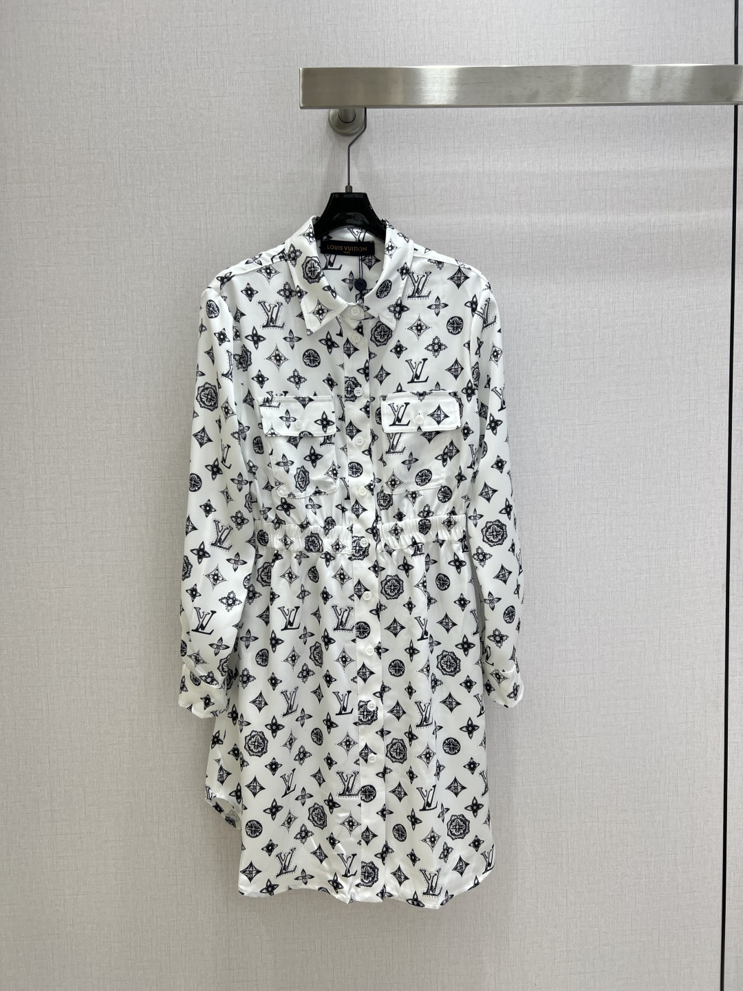 NO:737706,Highly recommended 26 early spring new style, presbyopic lapel waist dress, lapel elastic waist shirt dress style, acetate fabric printing pattern, high-end and elegant, two colors SML code, high quality ABC,,skirts,19860909强烈推荐 26早春新款 老花翻领收腰连衣裙,翻领松紧腰衬衣裙版型,醋酸面料印花图案高端大气,两个色 SML码 高品质ABC,,skirts,,Women's clothing