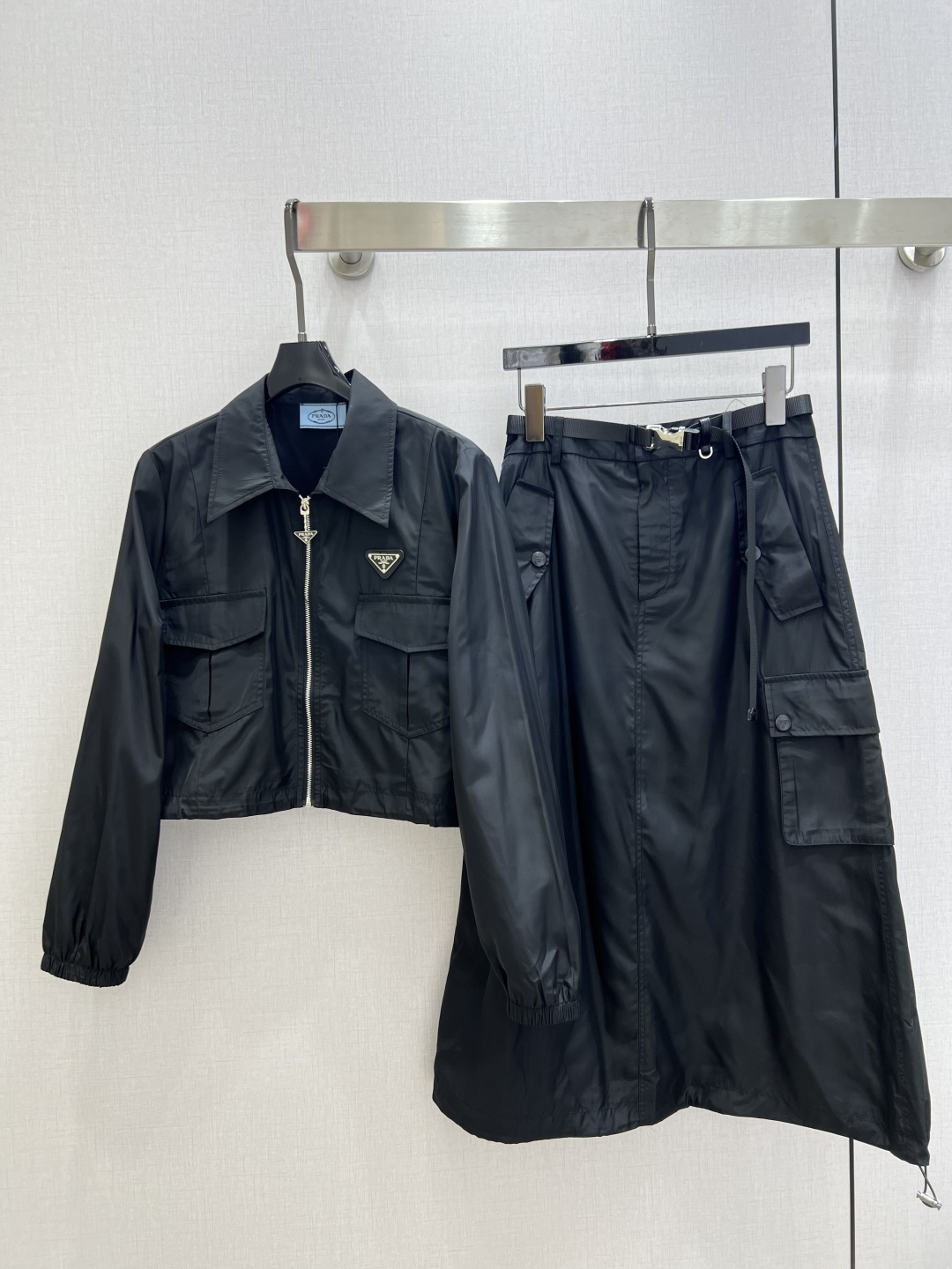 NO:737691,Highly recommended 26 early spring new model, lapel zipper long skirt suit, lapel zipper short top with triangle logo, adjustable elastic design under the clothes, matching belt work skirt, casual and trendy, two colors SML code, high quality ABC,,skirts,19860909强烈推荐 26早春新款 翻领拉链长半裙套装,翻领拉链短上衣钉三角标徽标,衣下可调节松紧设计,搭配腰带工装半身裙,休闲潮流,两个色 SML码 高品质ABC,,skirts,,Women's clothing